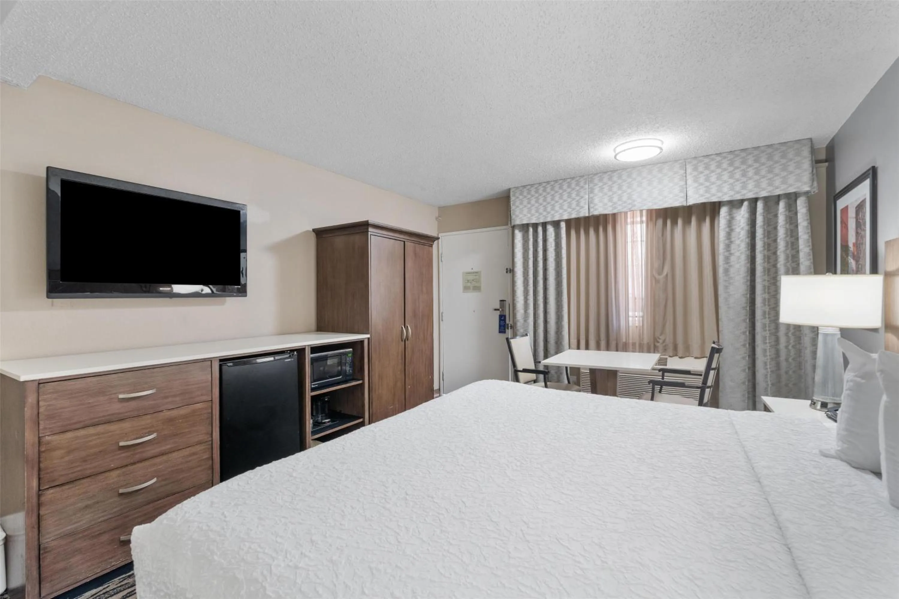 King Room with Roll-In Shower - Mobility Access in Best Western Los Alamitos Inn & Suites