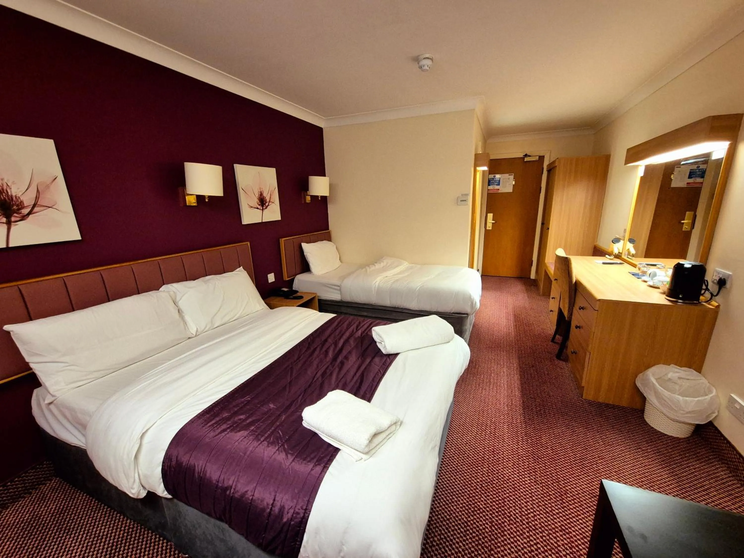 Superior Family of 3 in Supreme Inn Boston