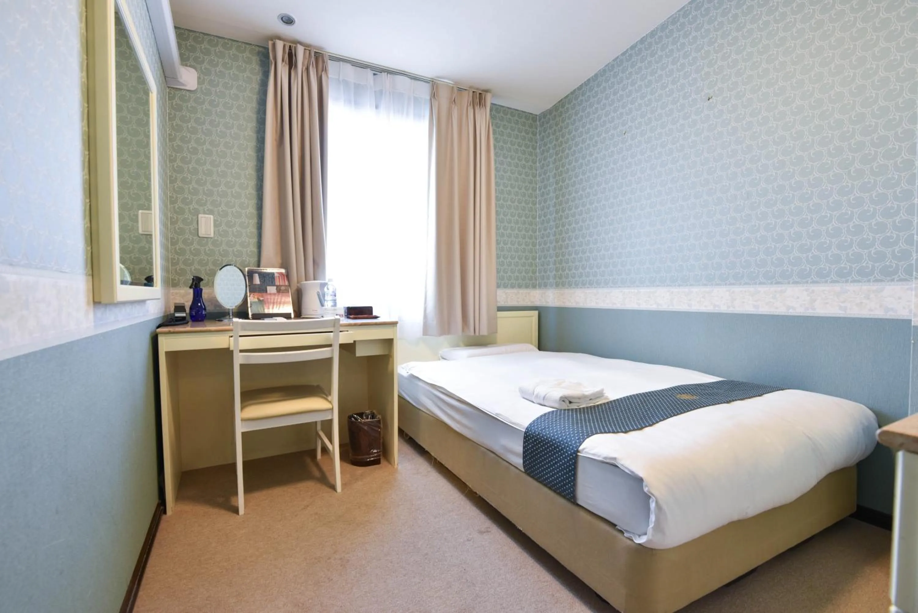 Double Room with Small Double Bed - Smoking in New Osaka Hotel Shinsaibashi