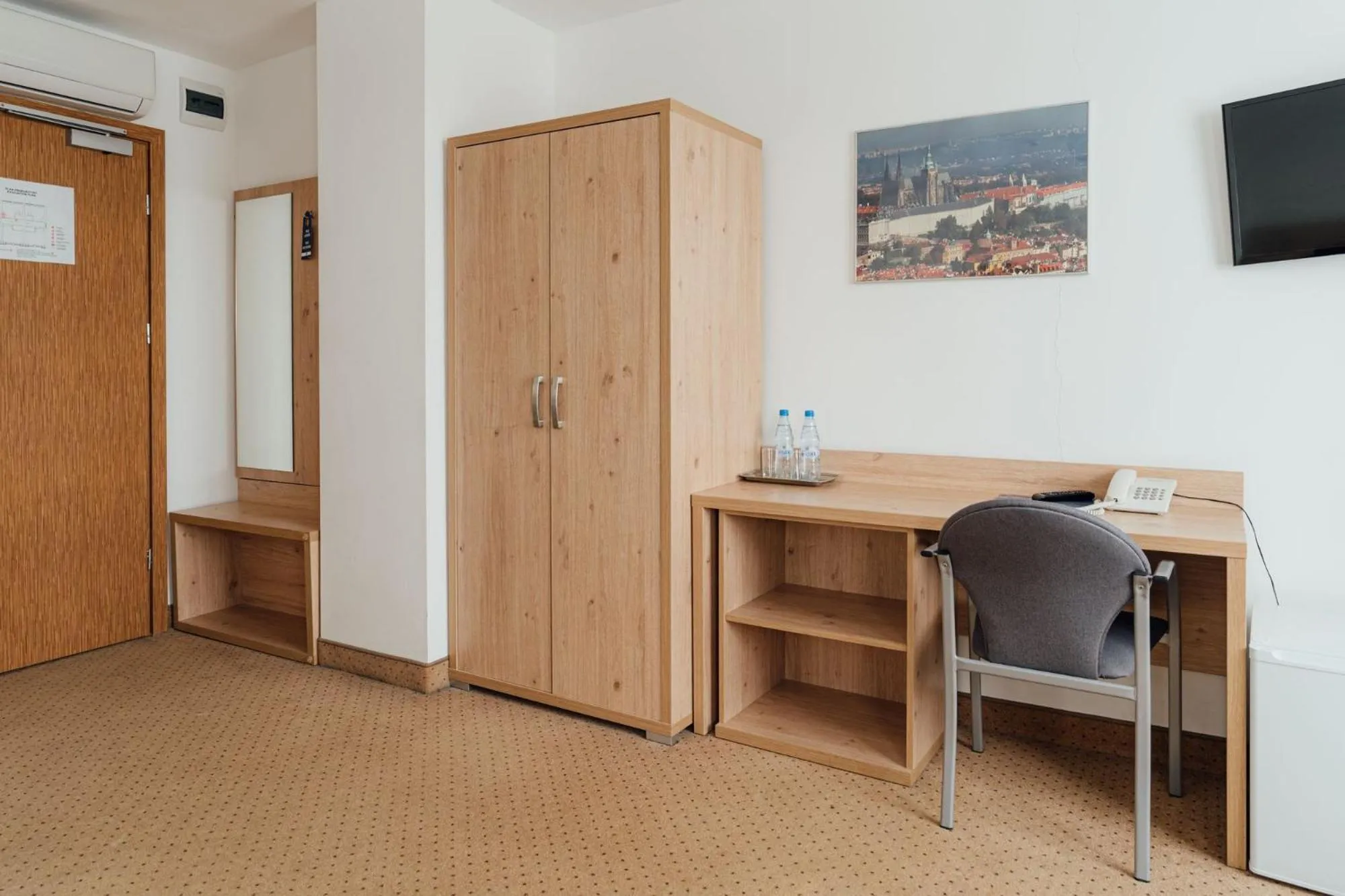 Deluxe Twin Room in Hotel Logos