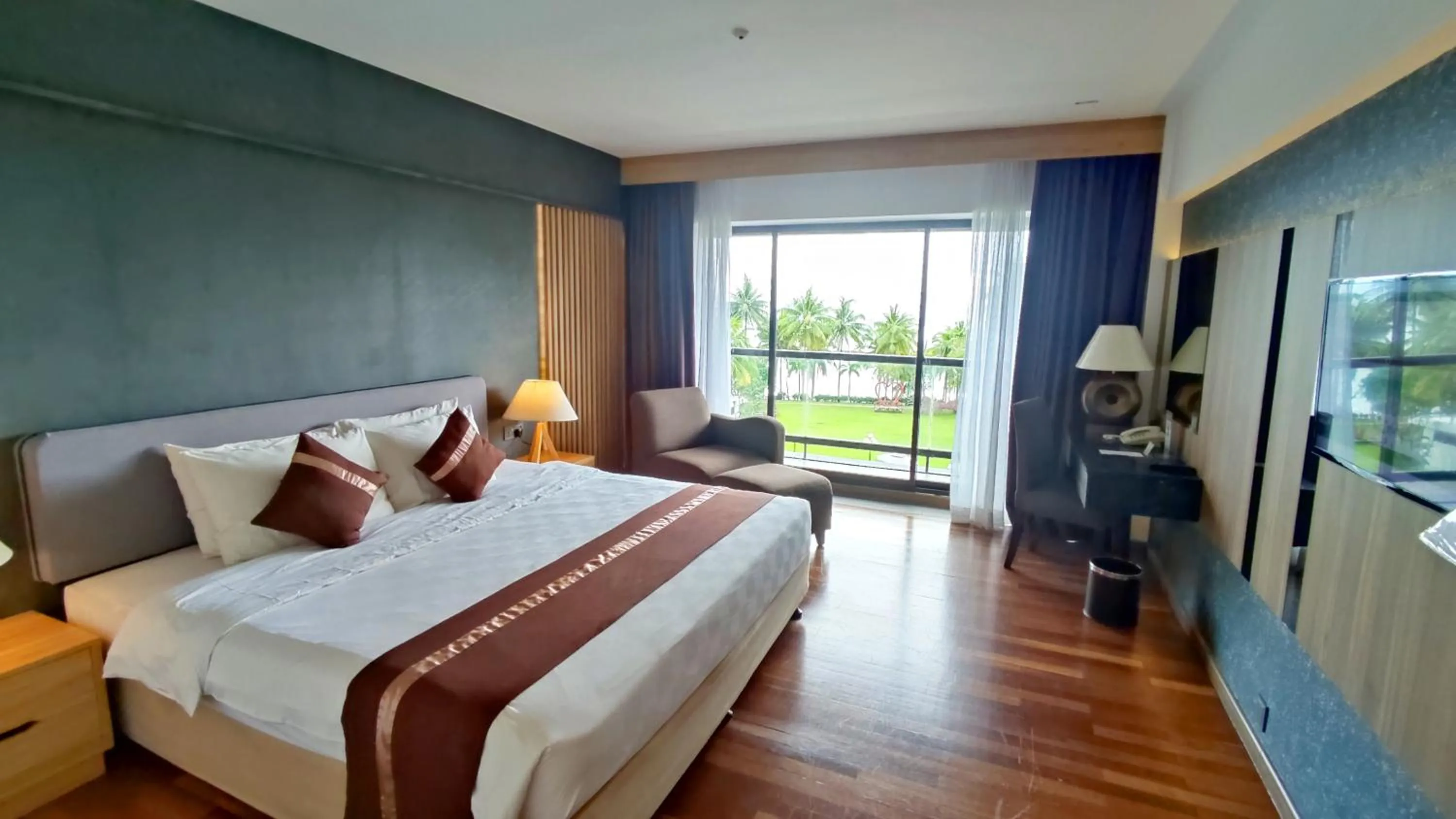 Deluxe Double or Twin Room with Free Shuttle from Nongsapura Ferry Terminal in Batam View Beach Resort