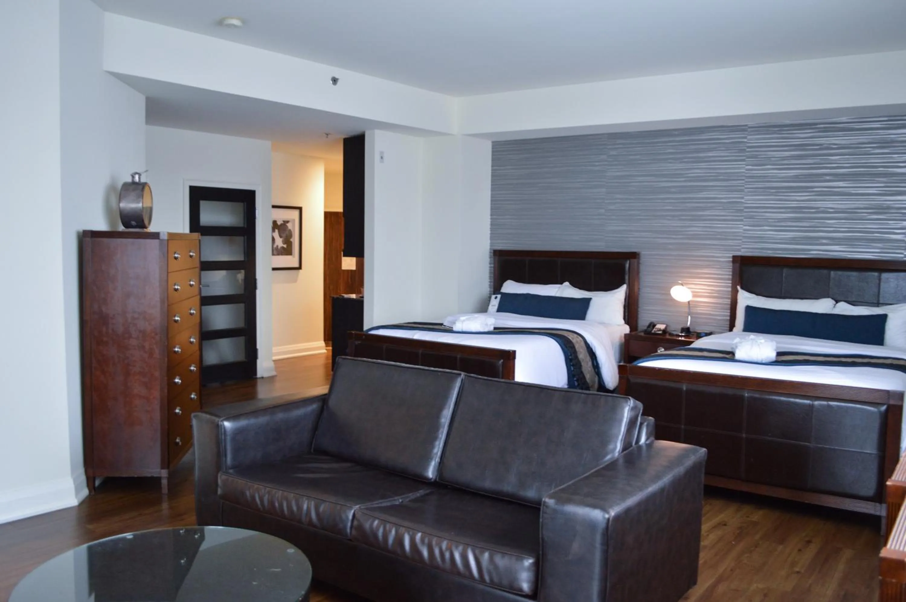 Two Queen Beds with Jetted Tub and Pullout in Sterling Inn & Spa