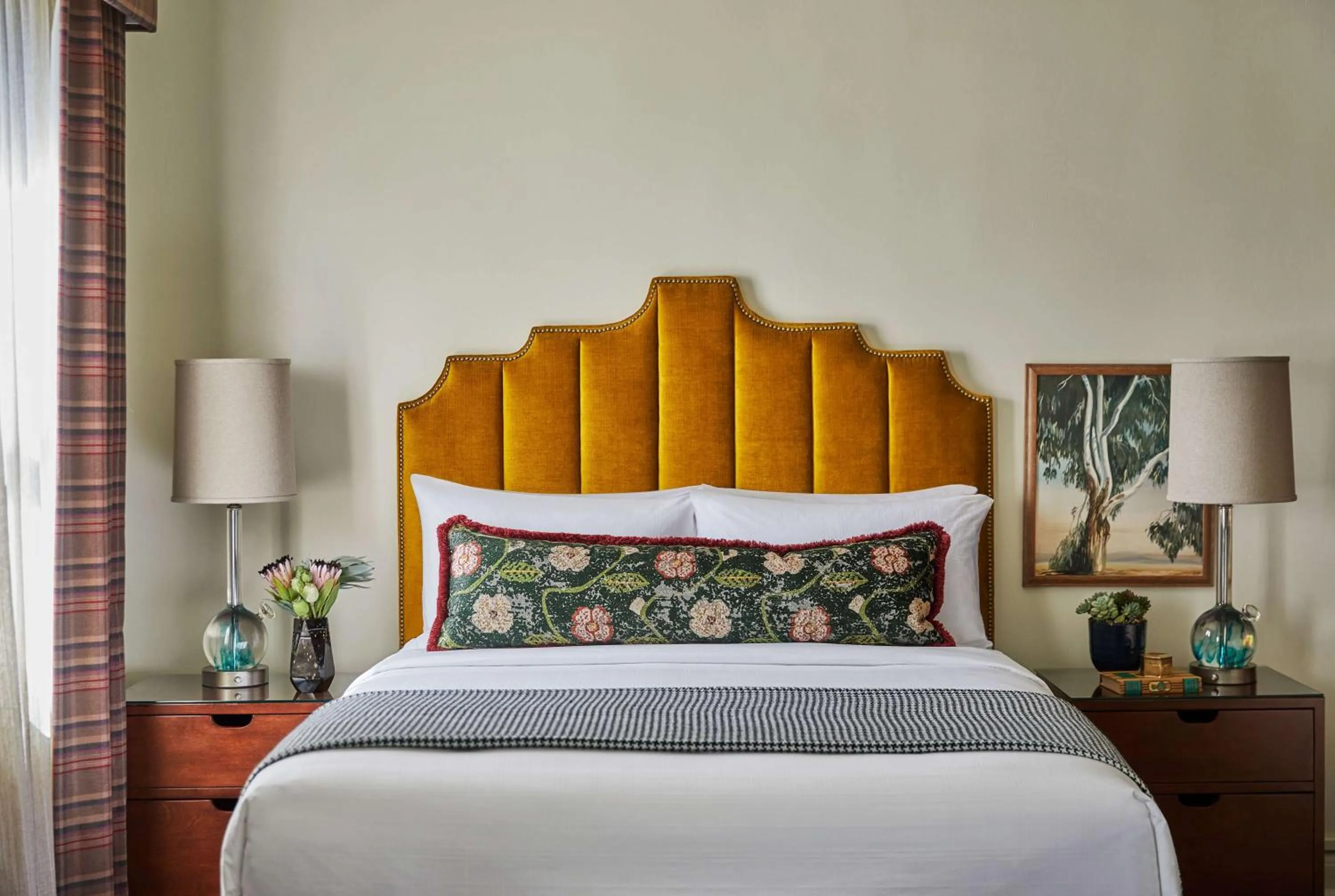 Queen Room with Roll-in Shower - Disability Accessible in Graduate by Hilton Berkeley