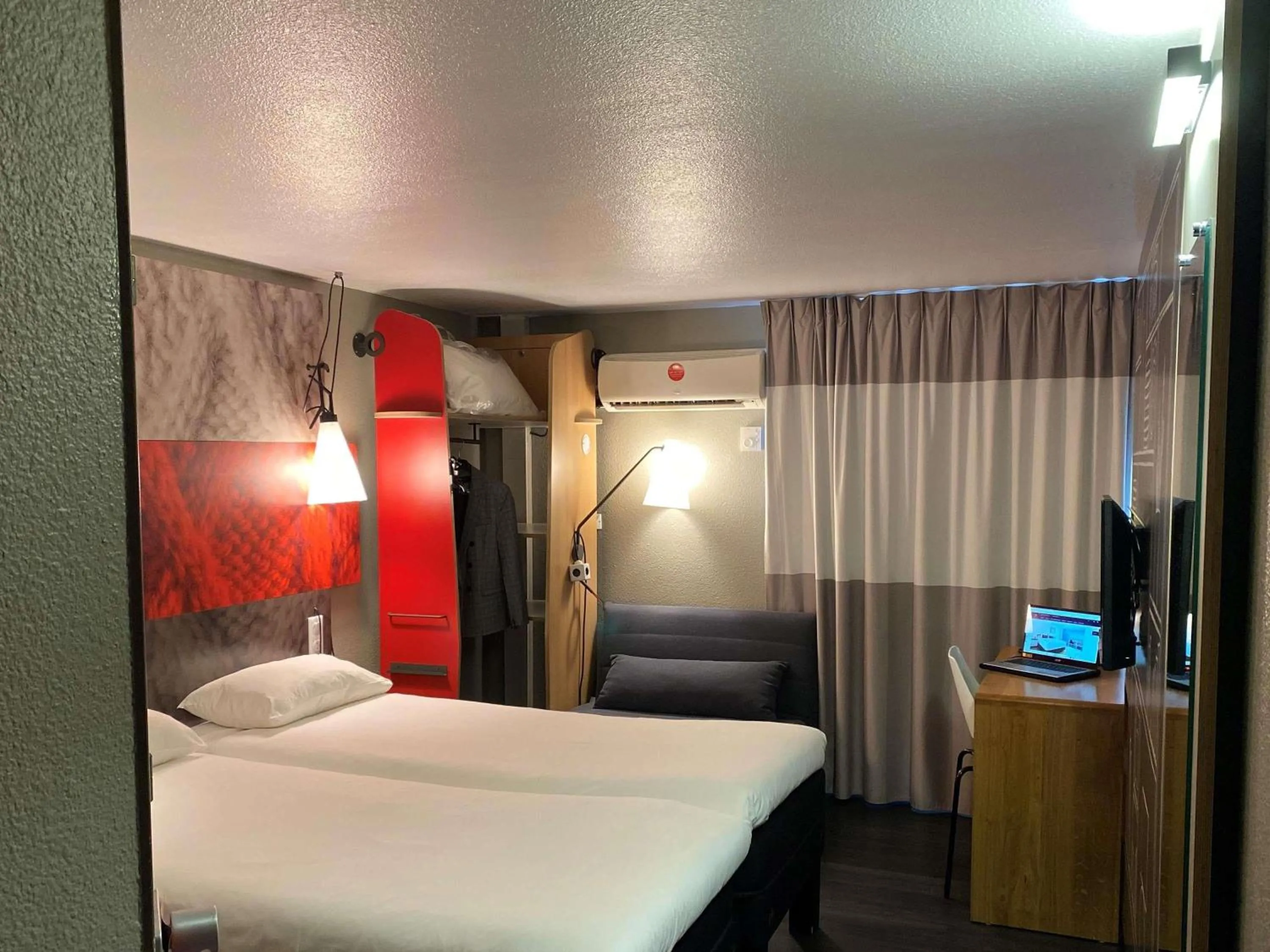 Standard Twin Room in IBIS Lyon Sud Chasse Sur Rhône