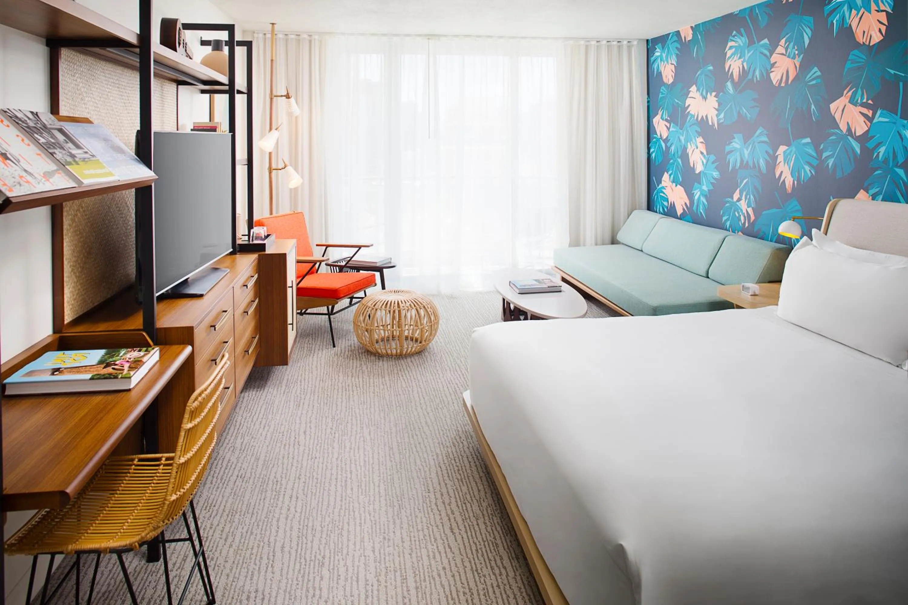 Deluxe Room, 1 King Bed, Twin Day Bed, Balcony  in The Laylow Waikiki, Autograph Collection