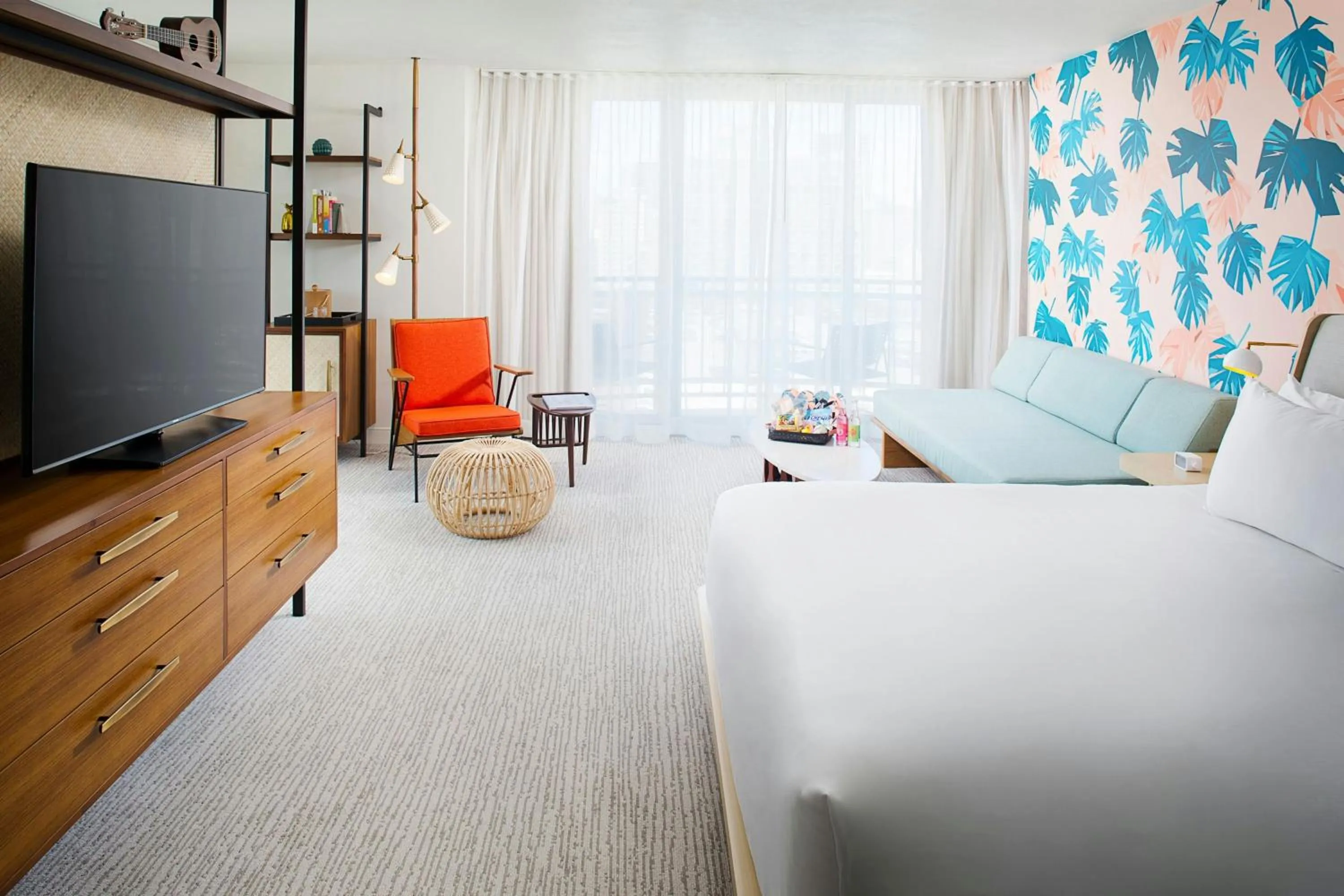 Corner Suite, 1 King Bed, Twin Day Bed, Double Balcony in The Laylow Waikiki, Autograph Collection