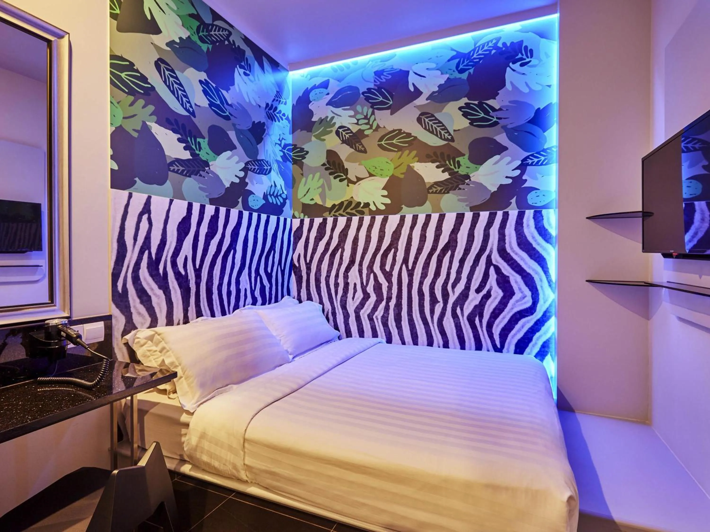 Standard Theme Room with One Double Bed (No Window) in ibis budget Singapore Bugis