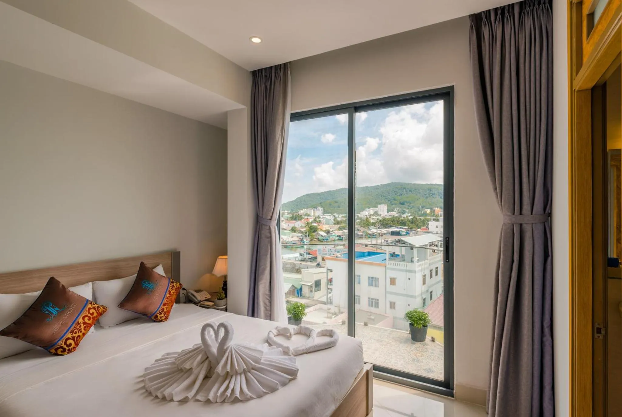 Deluxe Double Room with Balcony in Nipola Hotel - Chợ Đêm Dương Đông Phú Quốc