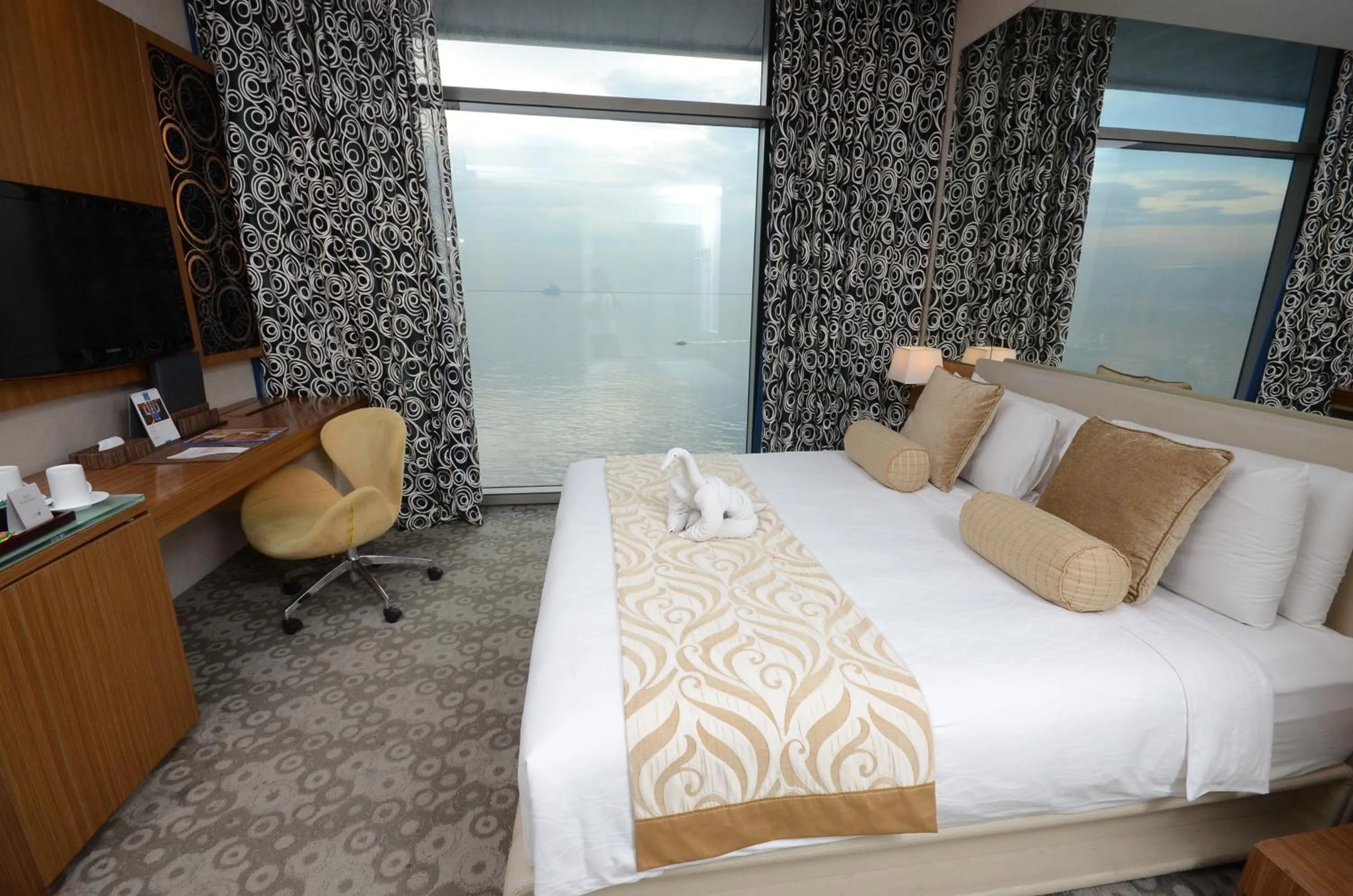 Bayview King Room in Hotel H2O