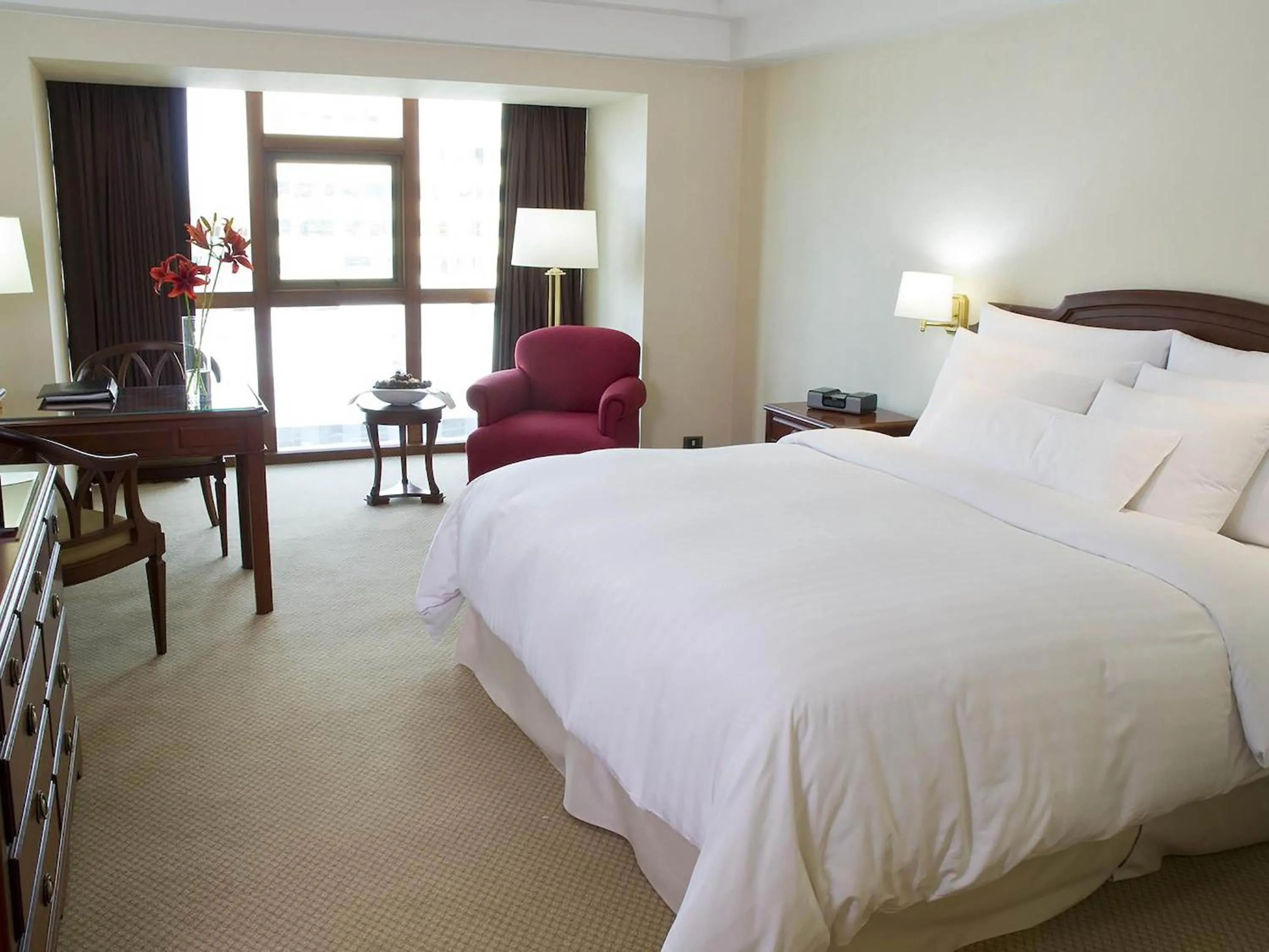 Swiss Advantage Room with One King bed in Swissotel Lima