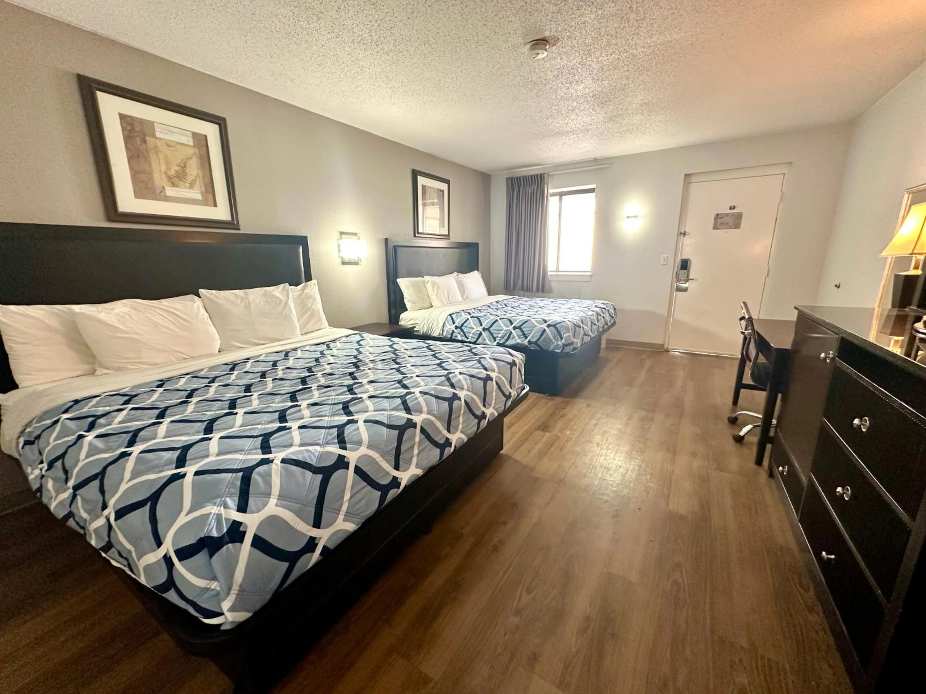 King Room with Two King Beds - Smoking in Red Carpet Inn Norwalk