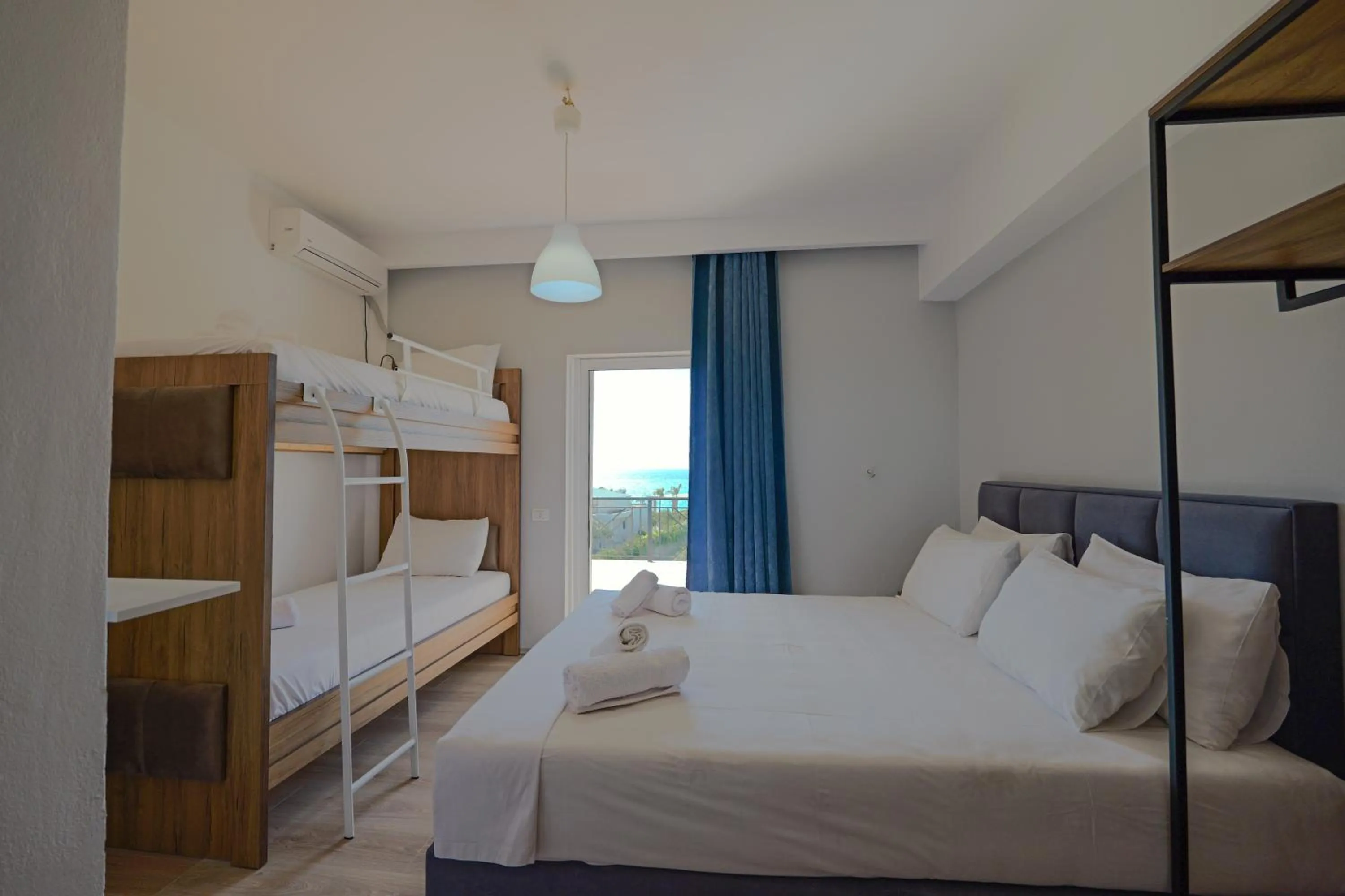 Quadruple Room with Sea View in Hotel Holiday