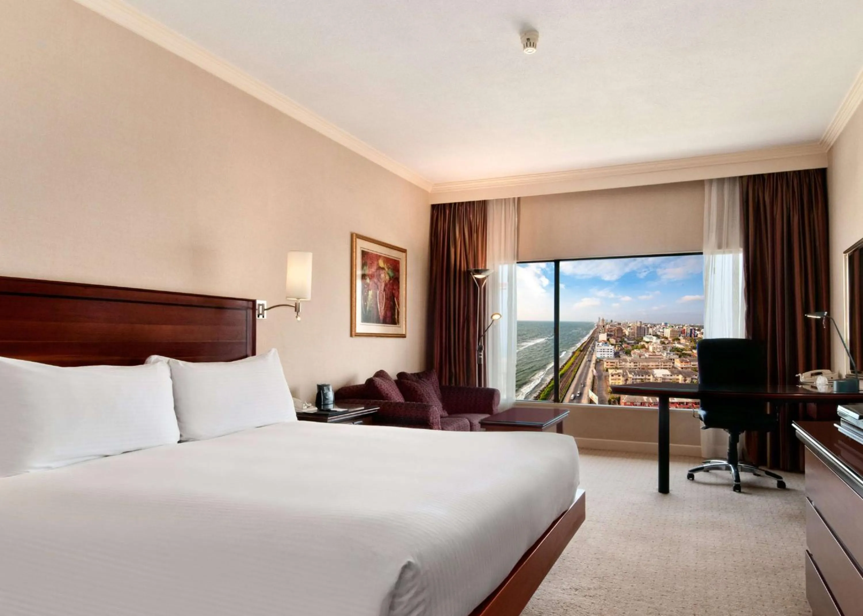 Deluxe King Room in Hilton Colombo Hotel