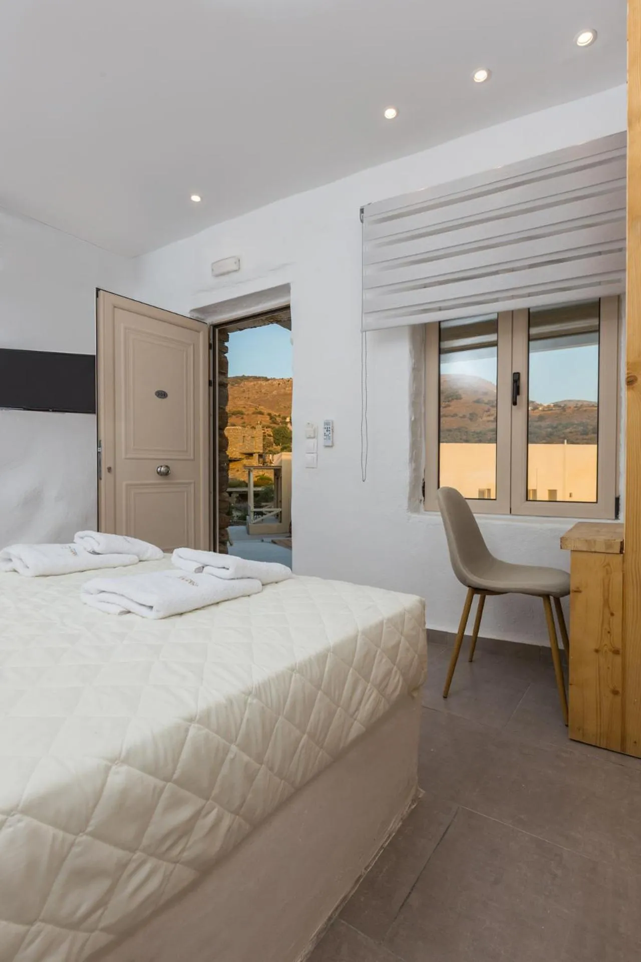 Standard double/ twin with private balcony in Anamar Kea Boutique