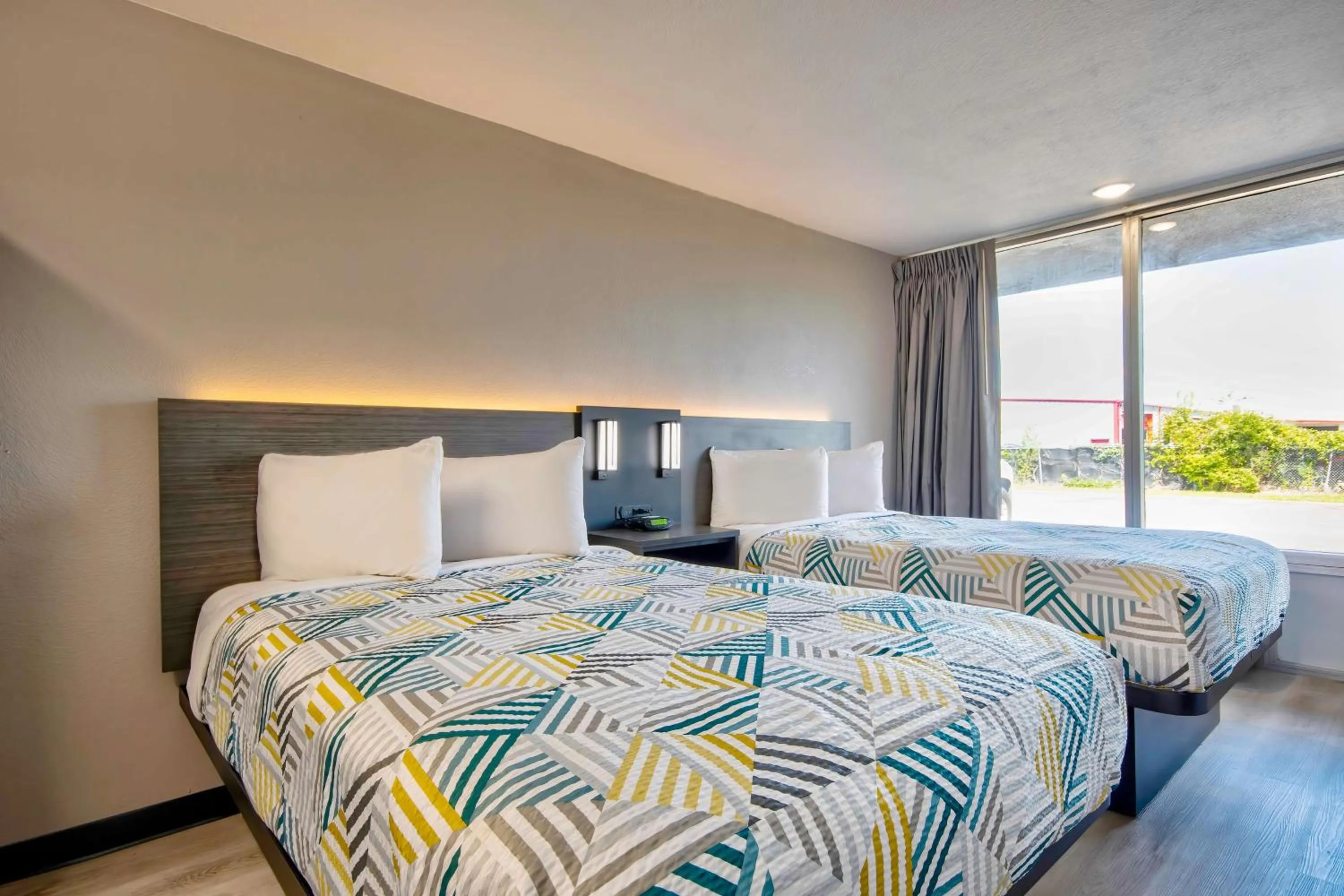 Quadruple Room - Disability Access - Non-Smoking in Studio 6 Rosenberg TX