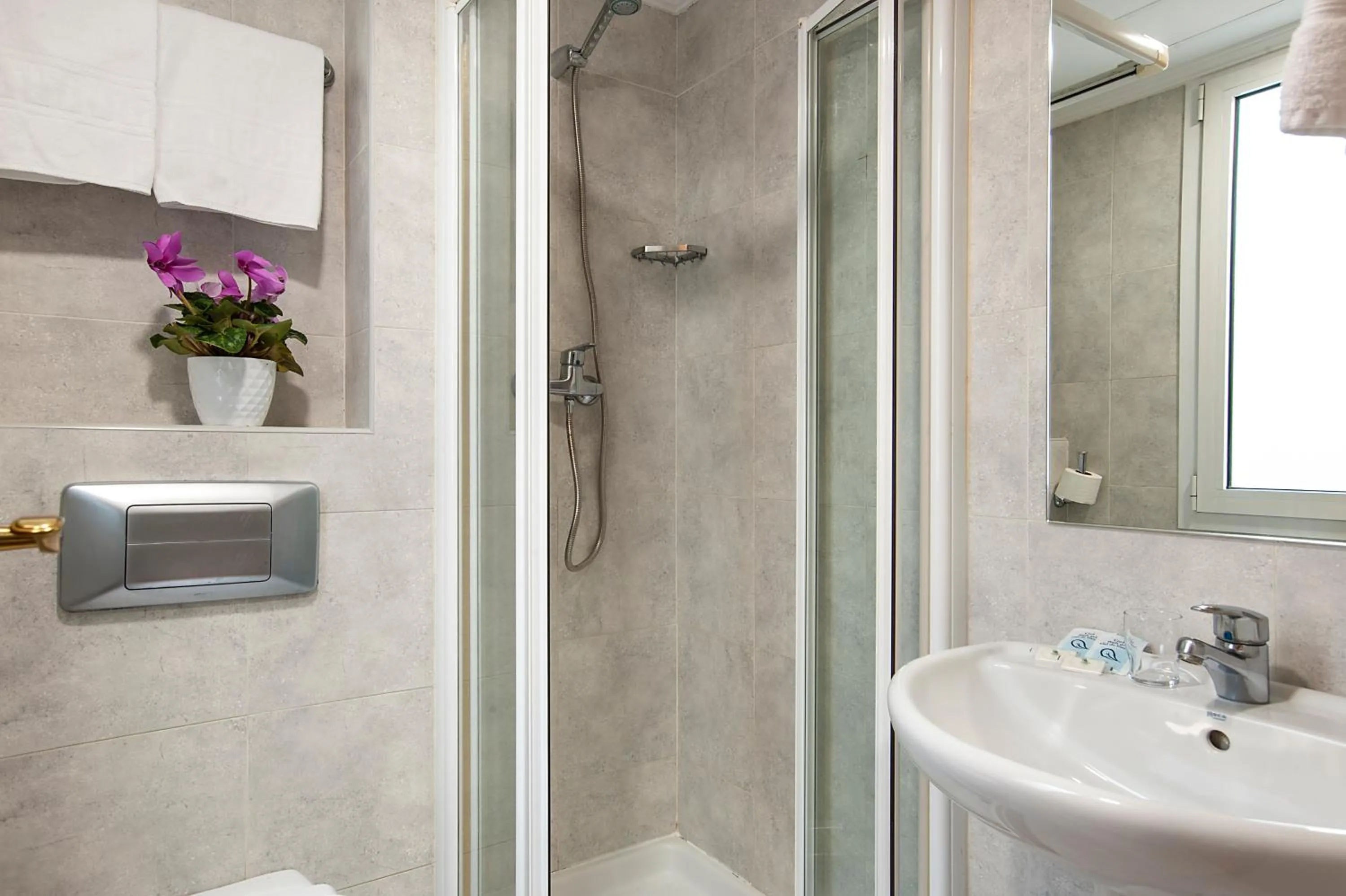 Twin Room with Extra Bed in Iraipe Izaga Hostal