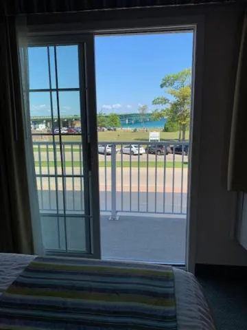 Private Balcony/ Lake and Park View / two Queen beds in Parkside Inn Bridgeview