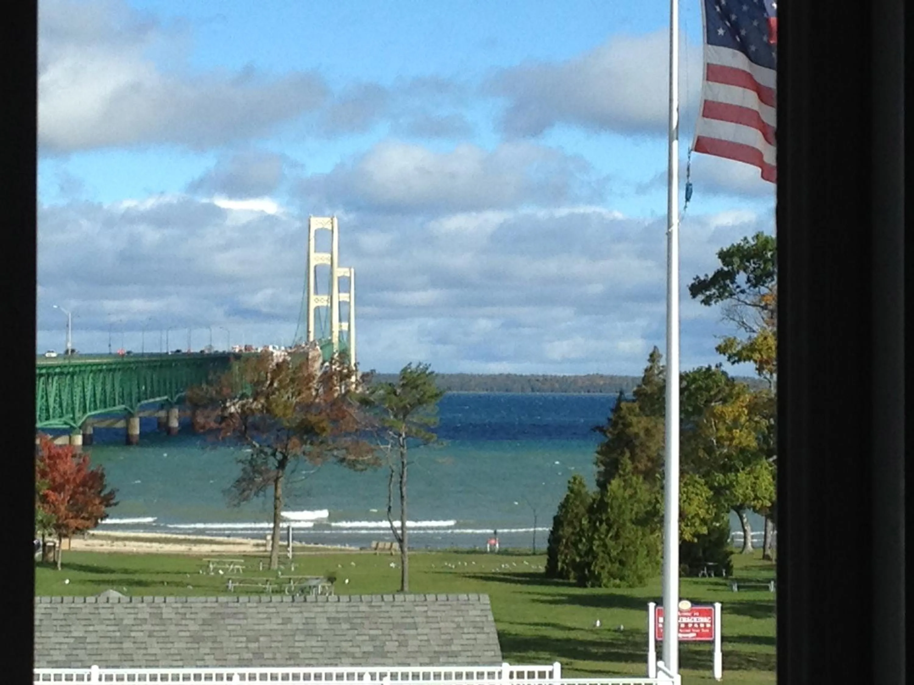 Bridge and Lake View/ Two queen beds in Parkside Inn Bridgeview