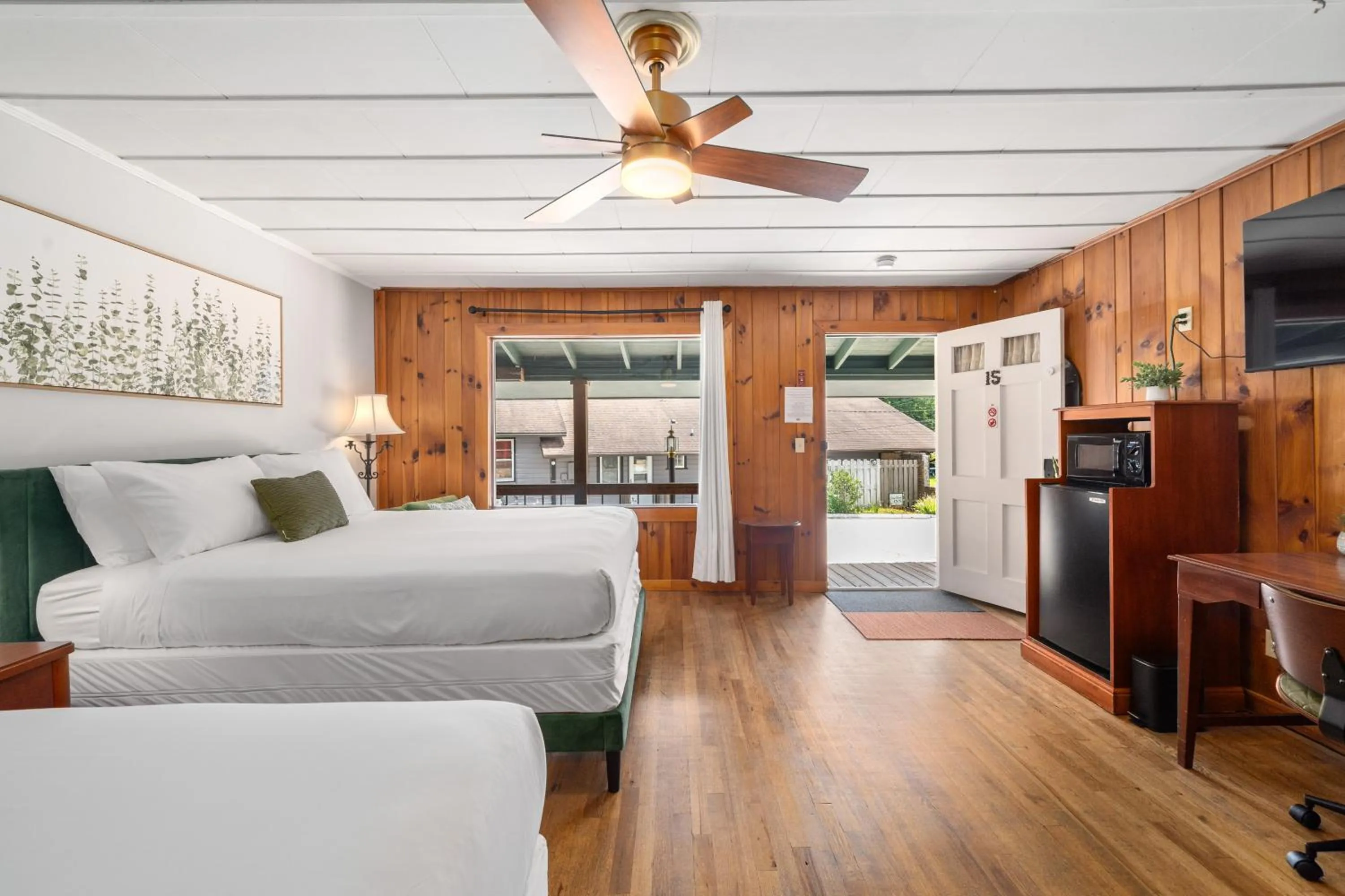 Superior Queen Room in CedarWood Inn