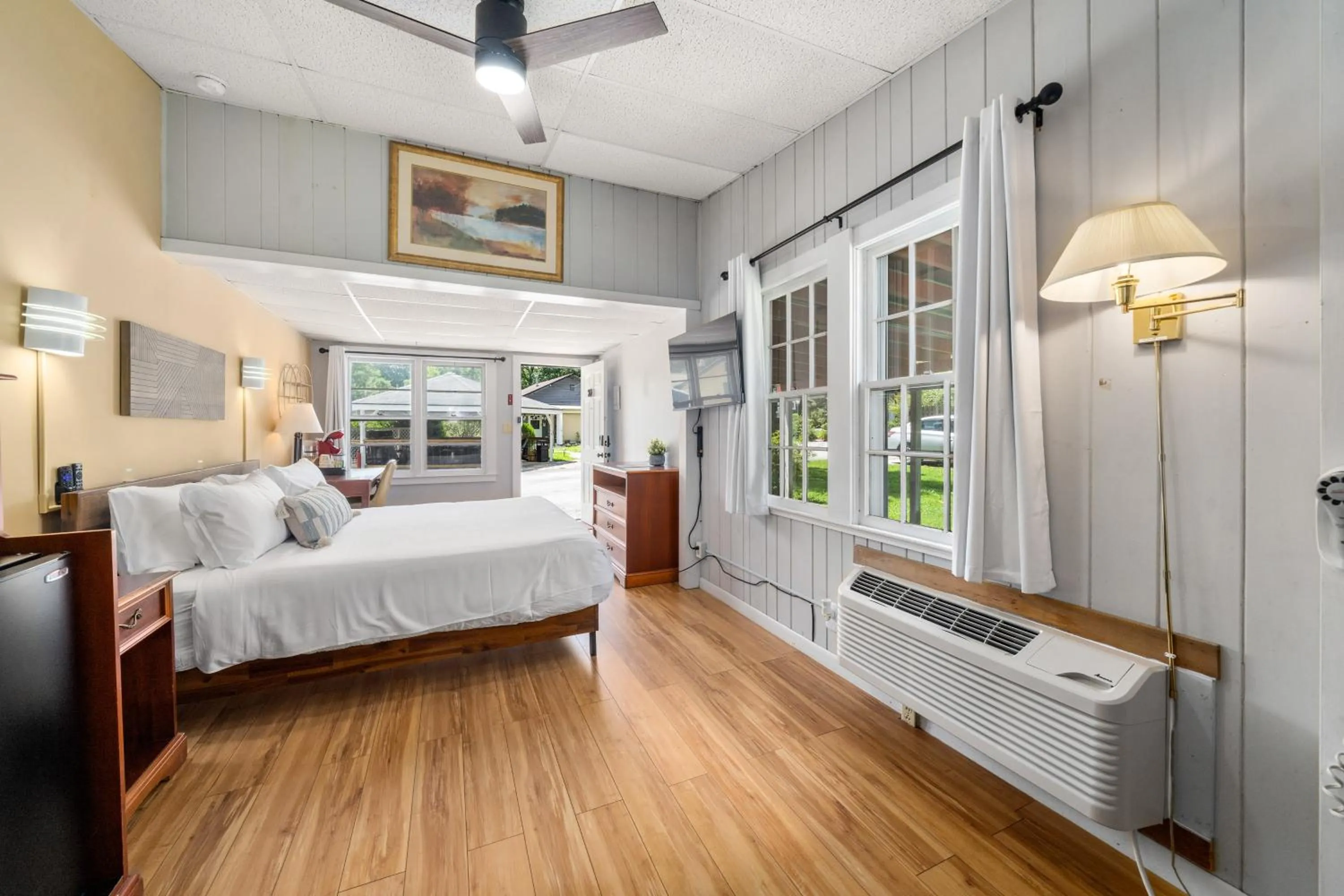 Single King Room in CedarWood Inn