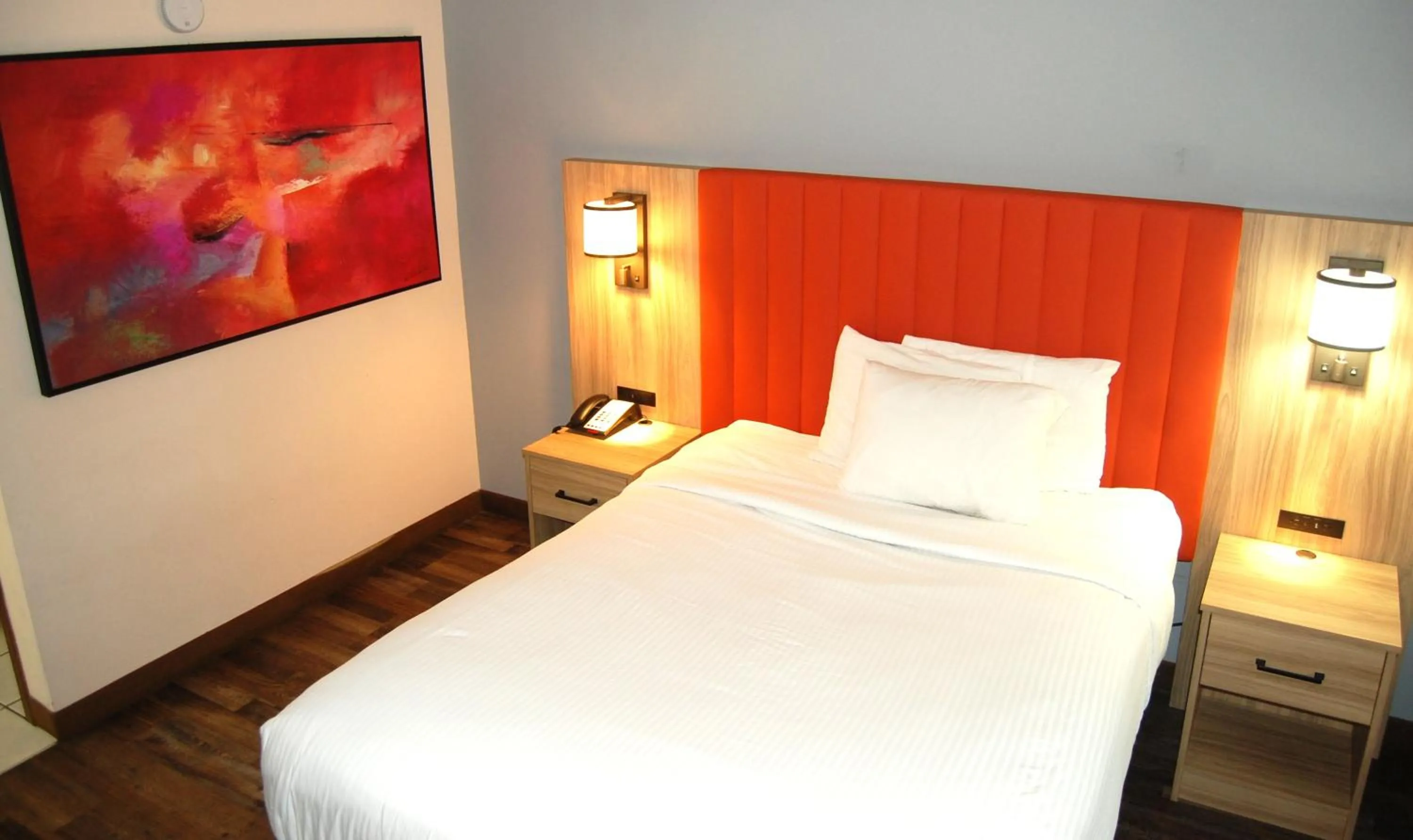 Standard Room with One Queen Bed in Vacation Lodge