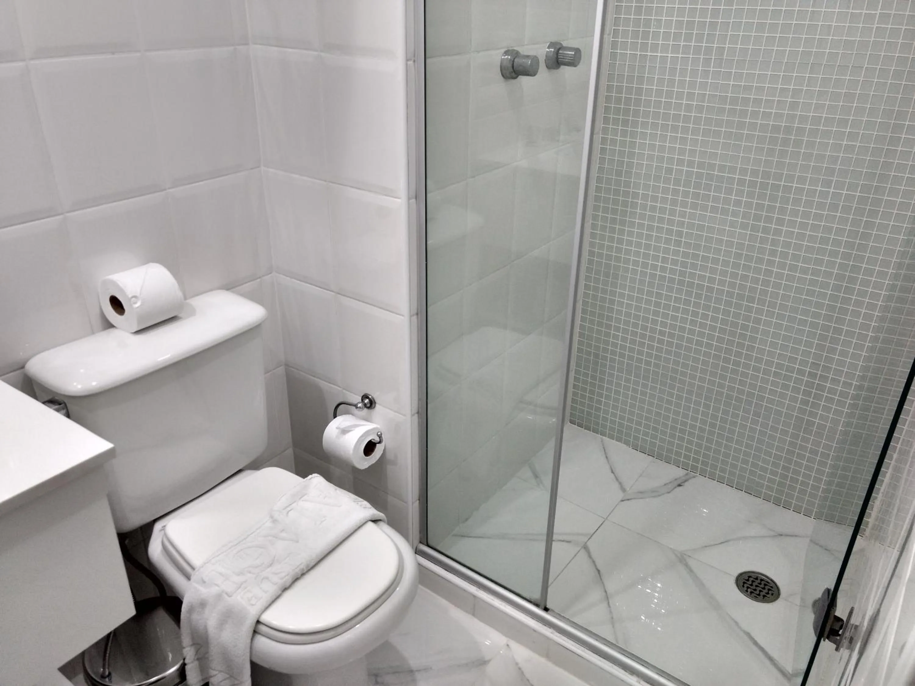 Deluxe Queen Suite in Tsue The Palace Flats