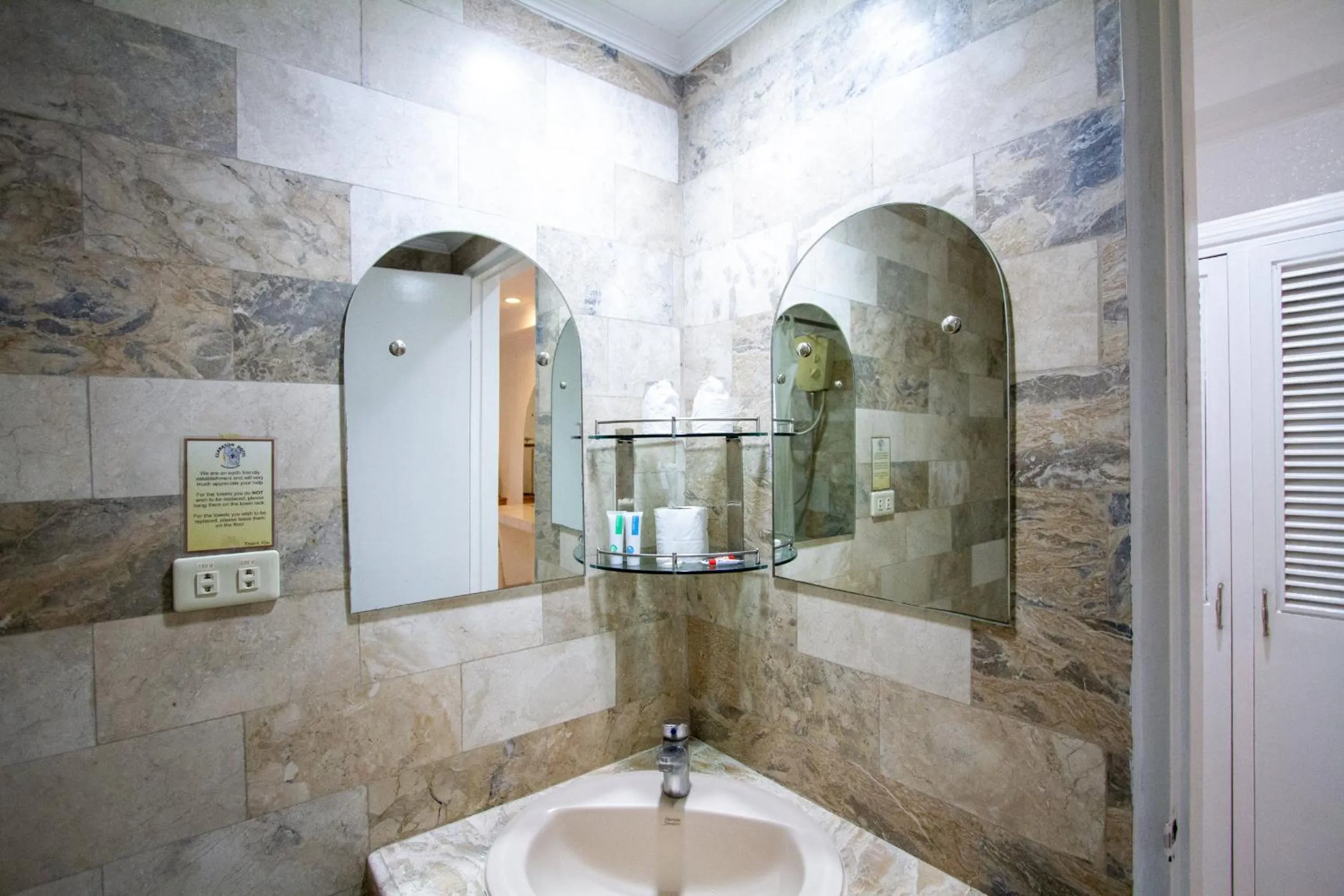 Twin Room in Clarkton Hotel Apartment