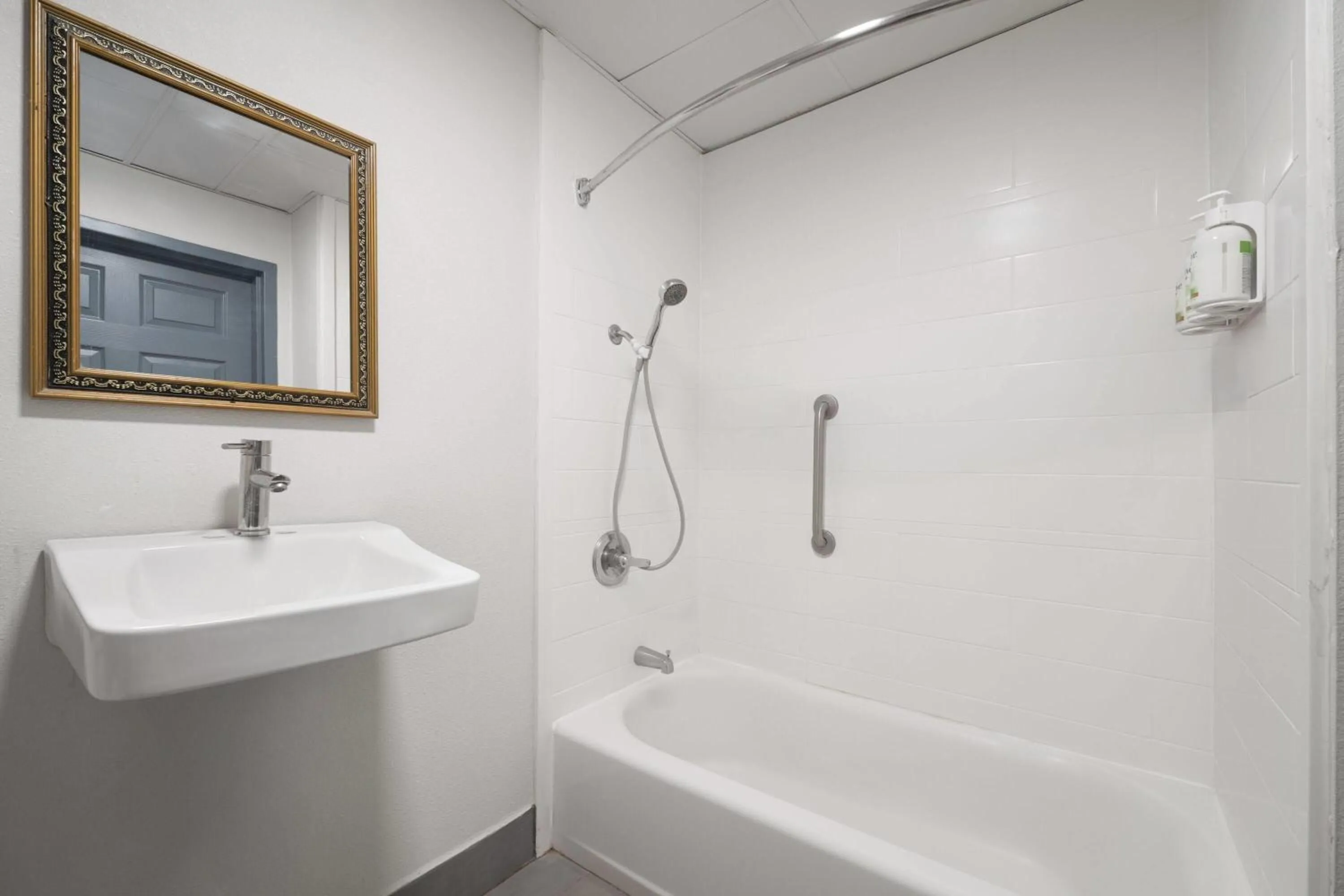 Queen Room with Two Queen Beds, Mobility and Hearing Access and Tub with Grab Bars, Non-Smoking in Wingate by Wyndham Savannah Gateway