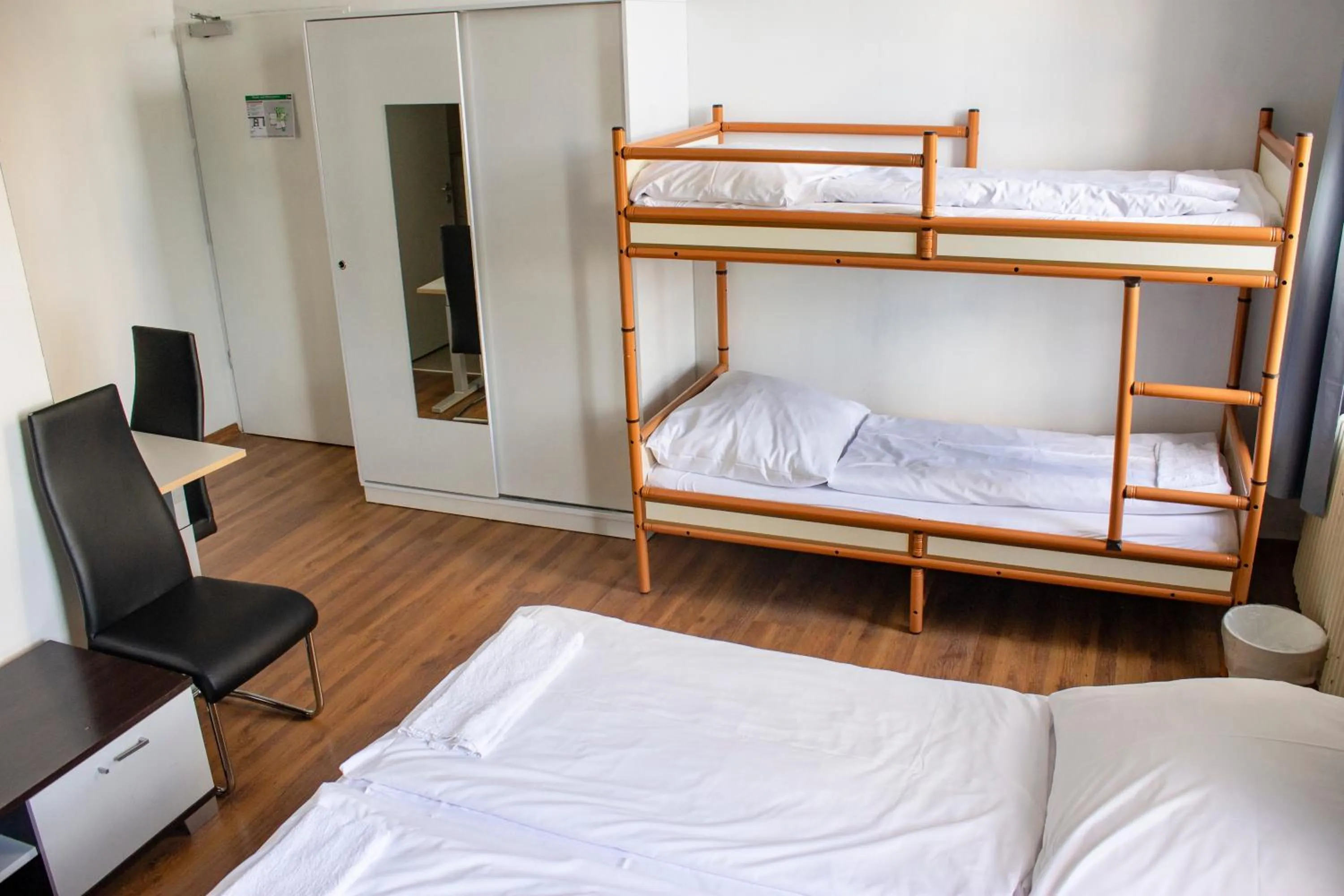 Quadruple Room with Shared Bathroom in Metropol Hostel Berlin