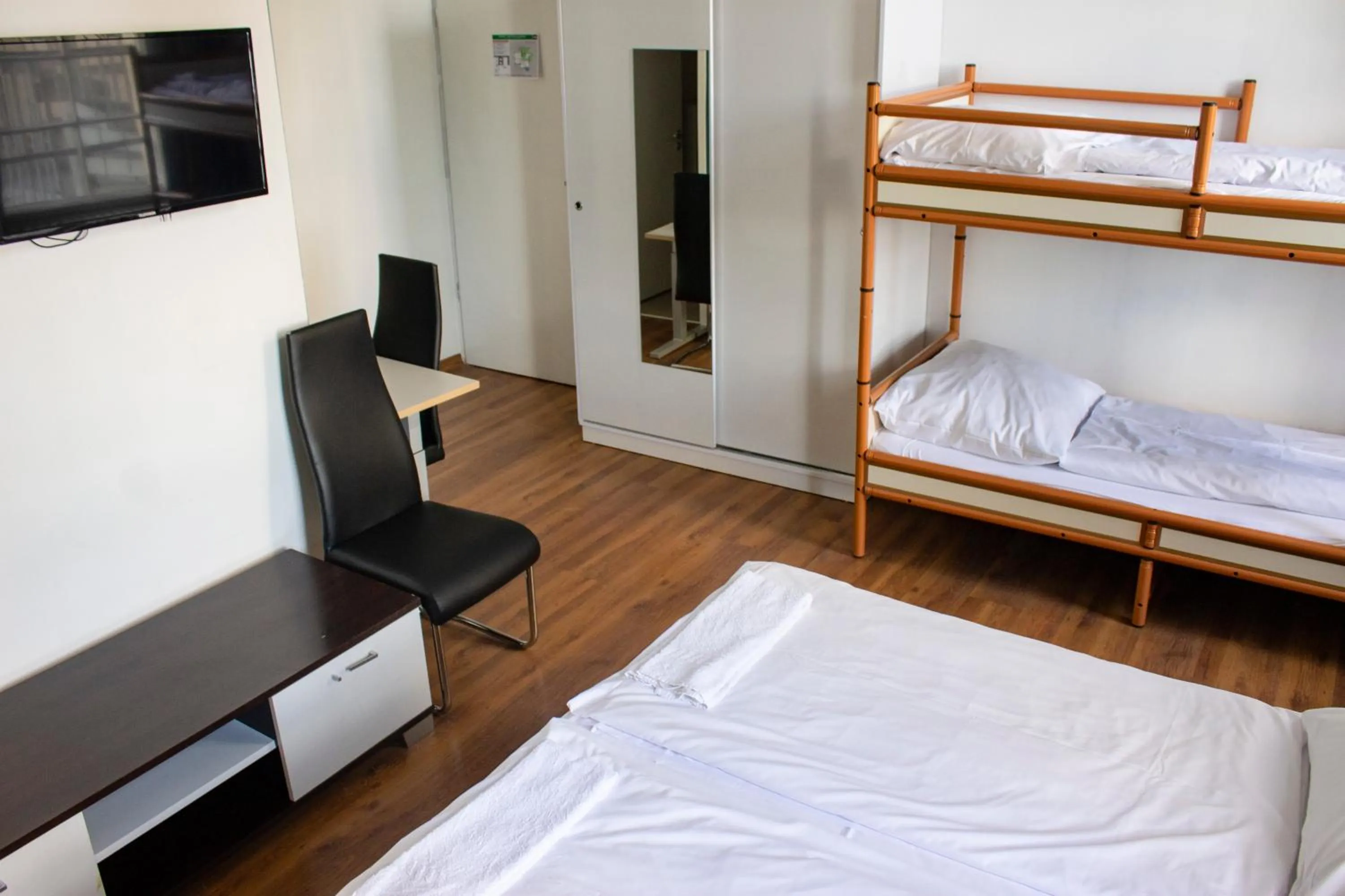Quadruple Room with Bathroom in Metropol Hostel Berlin