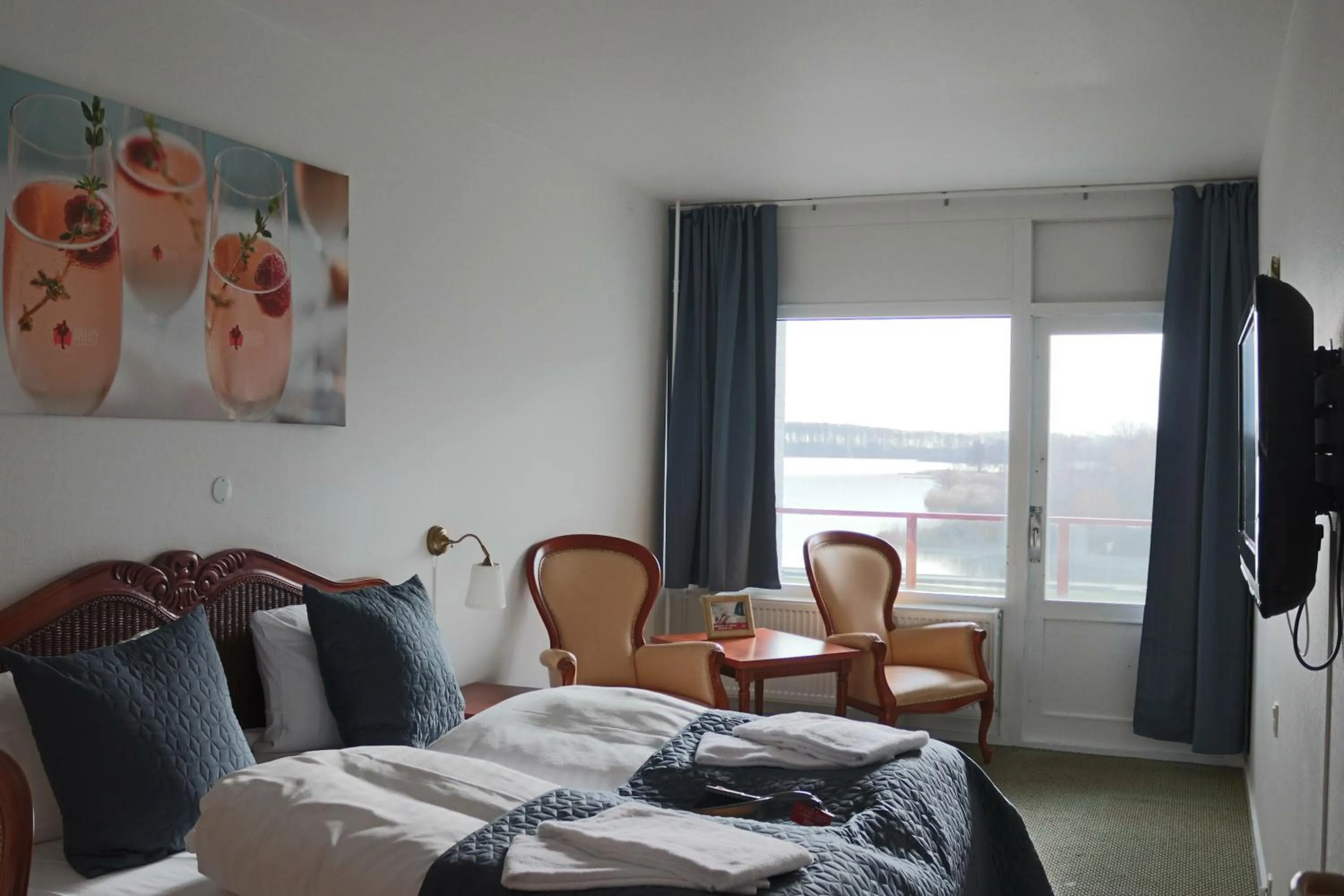 Double or Twin Room with Lake View in Milling Hotel Søpark