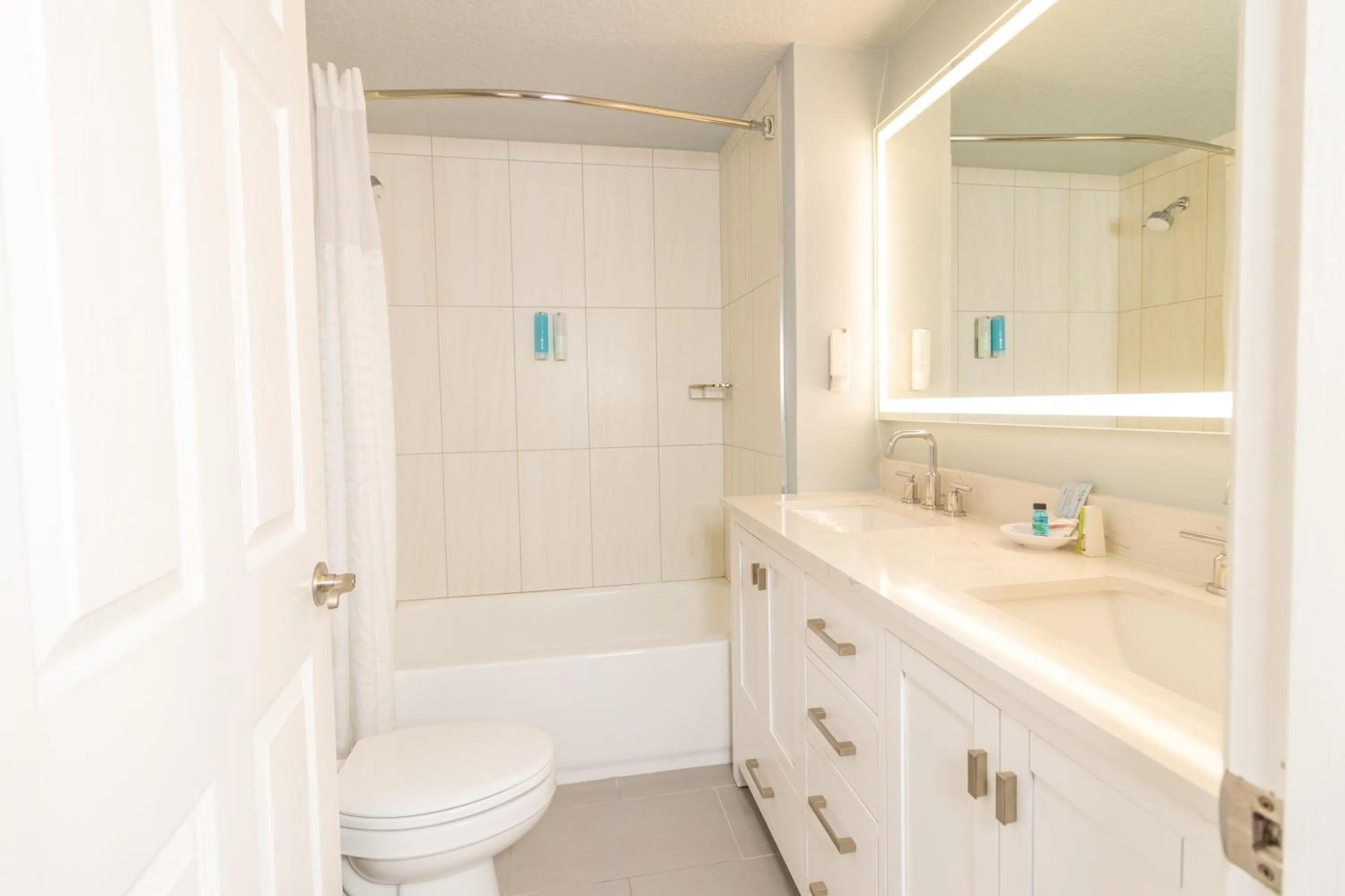 Queen Room in Seaside Amelia Inn - Amelia Island