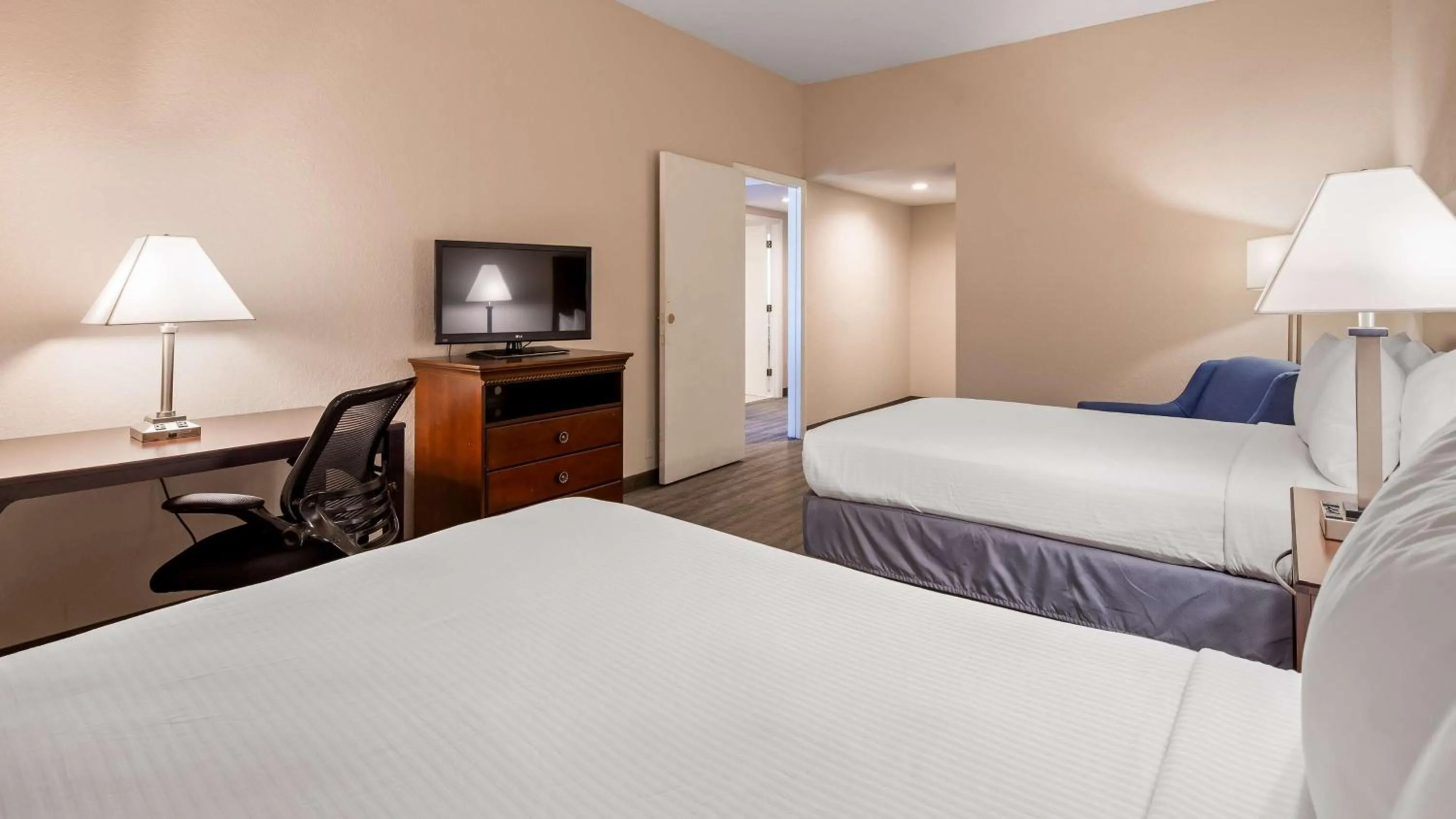 King Suite with Two Double Beds in Best Western Tampa