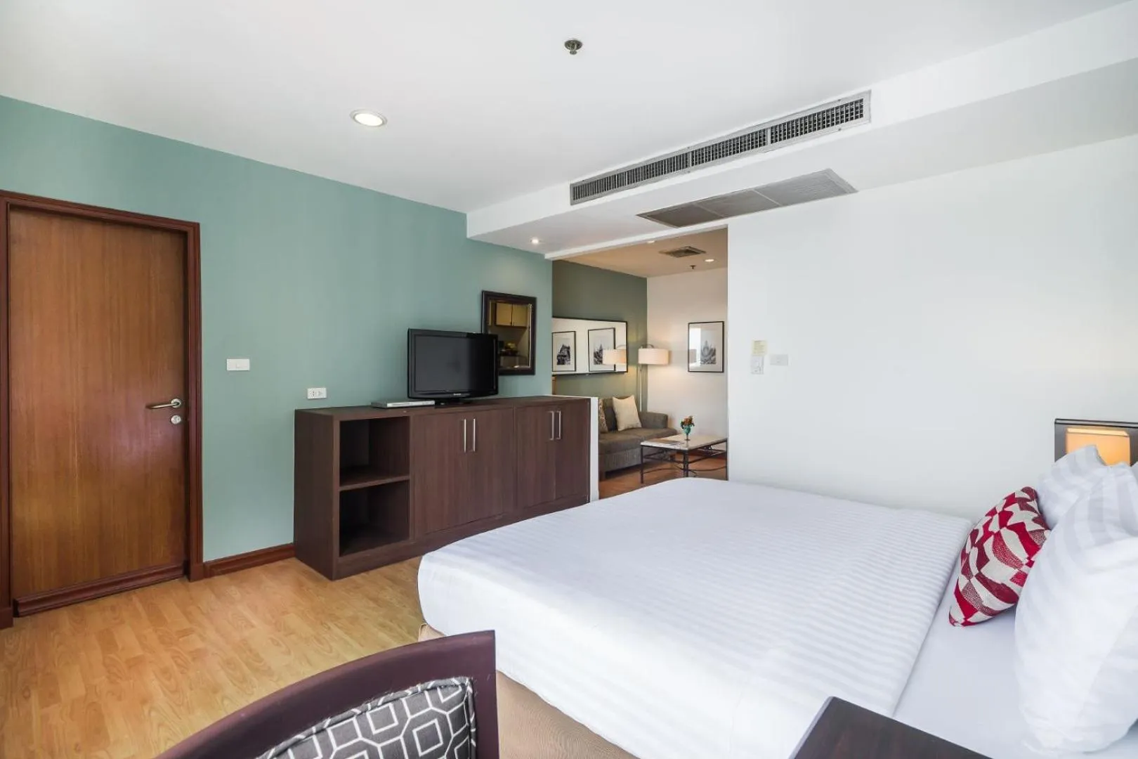 Deluxe Suite with Kitchen and Bathtub  in Evergreen Place Siam by UHG
