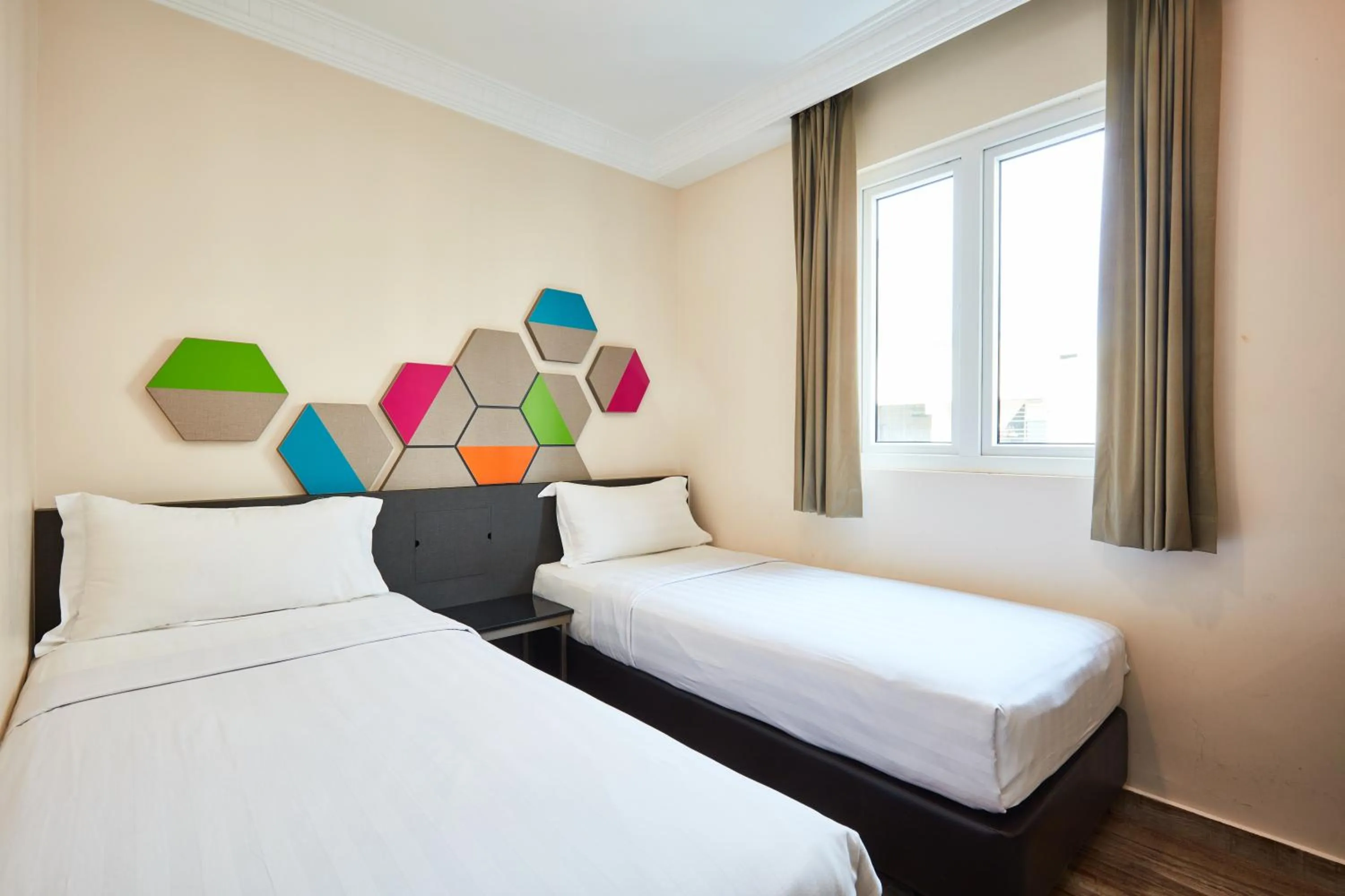 Deluxe Twin Room in ibis budget Singapore Emerald