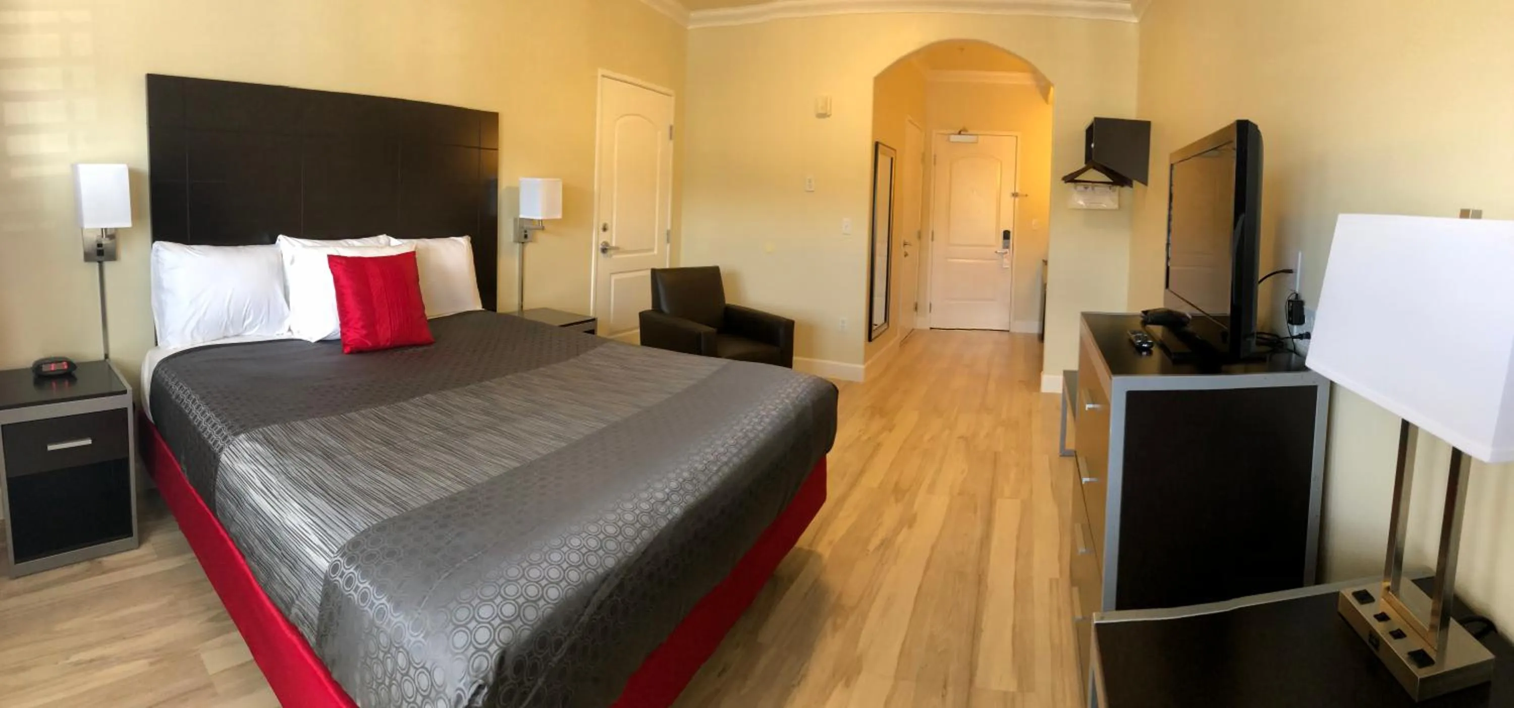 King Room in Gateway Inn and Suites San Francisco SFO Airport