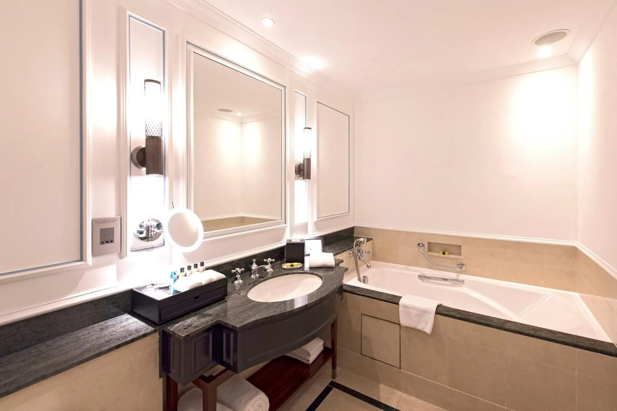 Classic Twin Room - High Floor in InterContinental Singapore by IHG