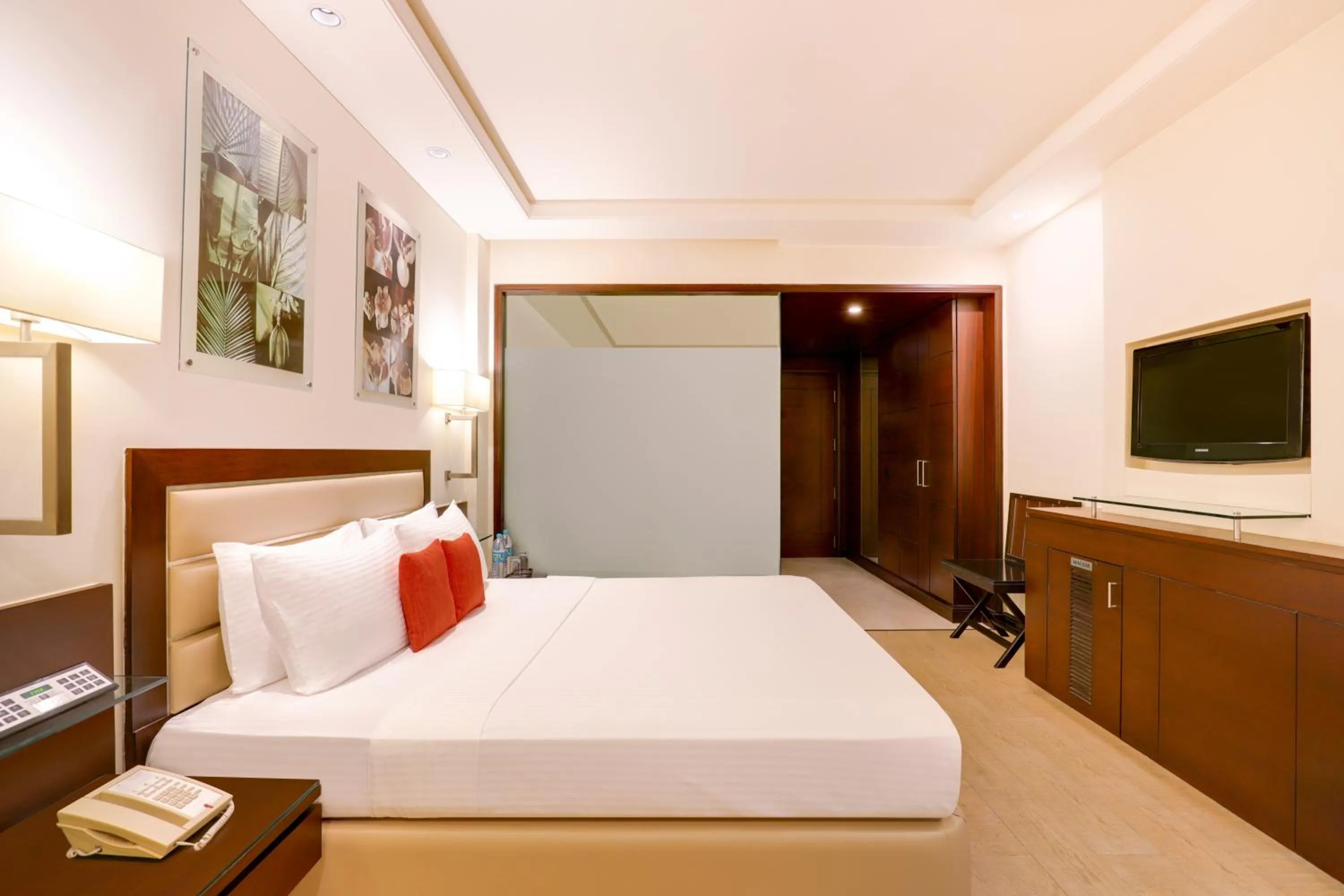 Business Room with 1+1 (Happy hours from 5 PM to 9 PM) and 2 Pcs of Laundry complimentary per room per stay - single occupancy in Lemon Tree Premier 2, Sector 29 Gurugram