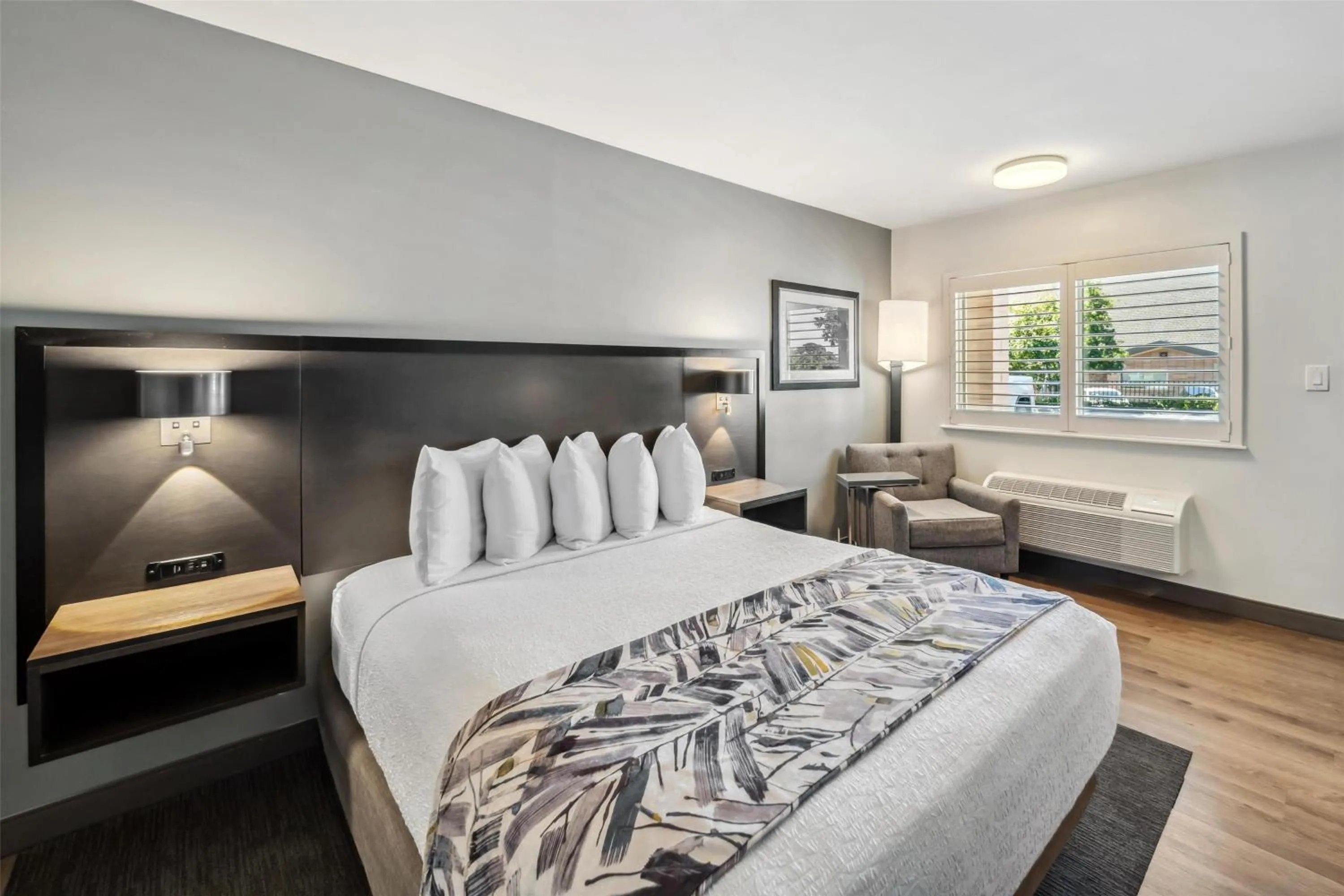 Executive Queen Room with Roll-In Shower - Mobility Accessible/Non-Smoking in Best Western Plus Hilltop Inn