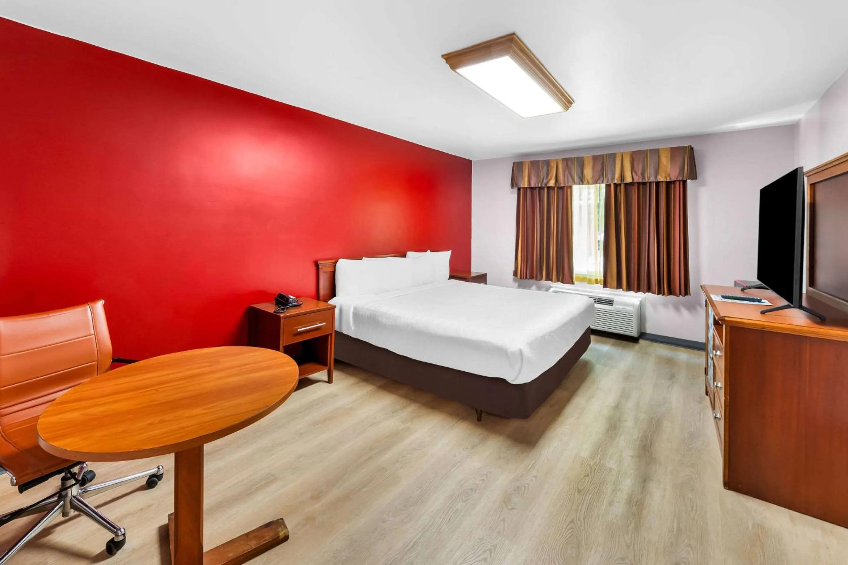 King Room - Non-Smoking in Rodeway Inn Capri