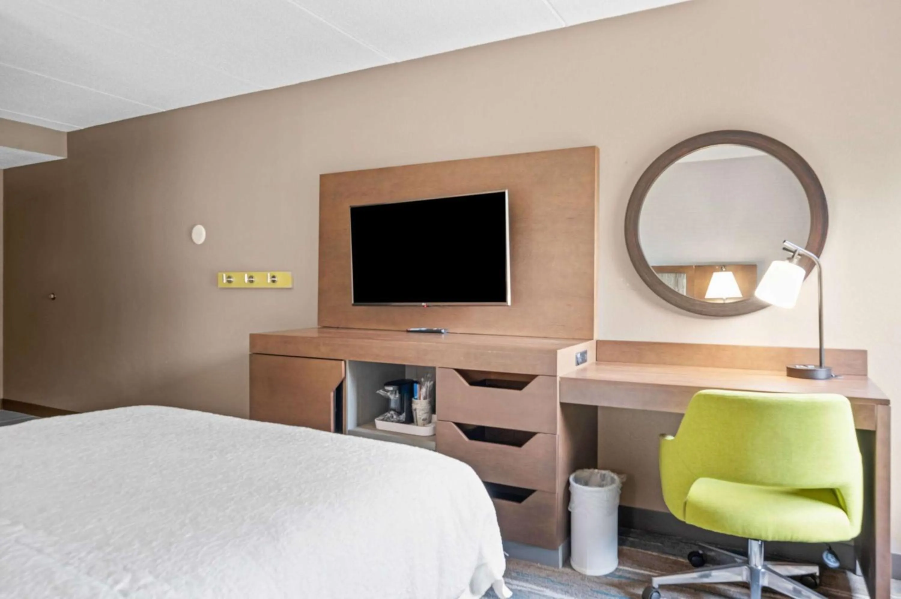 Queen Room with Bath Tub - Disability Access/Non-Smoking  in Hampton Inn Cleveland-Westlake