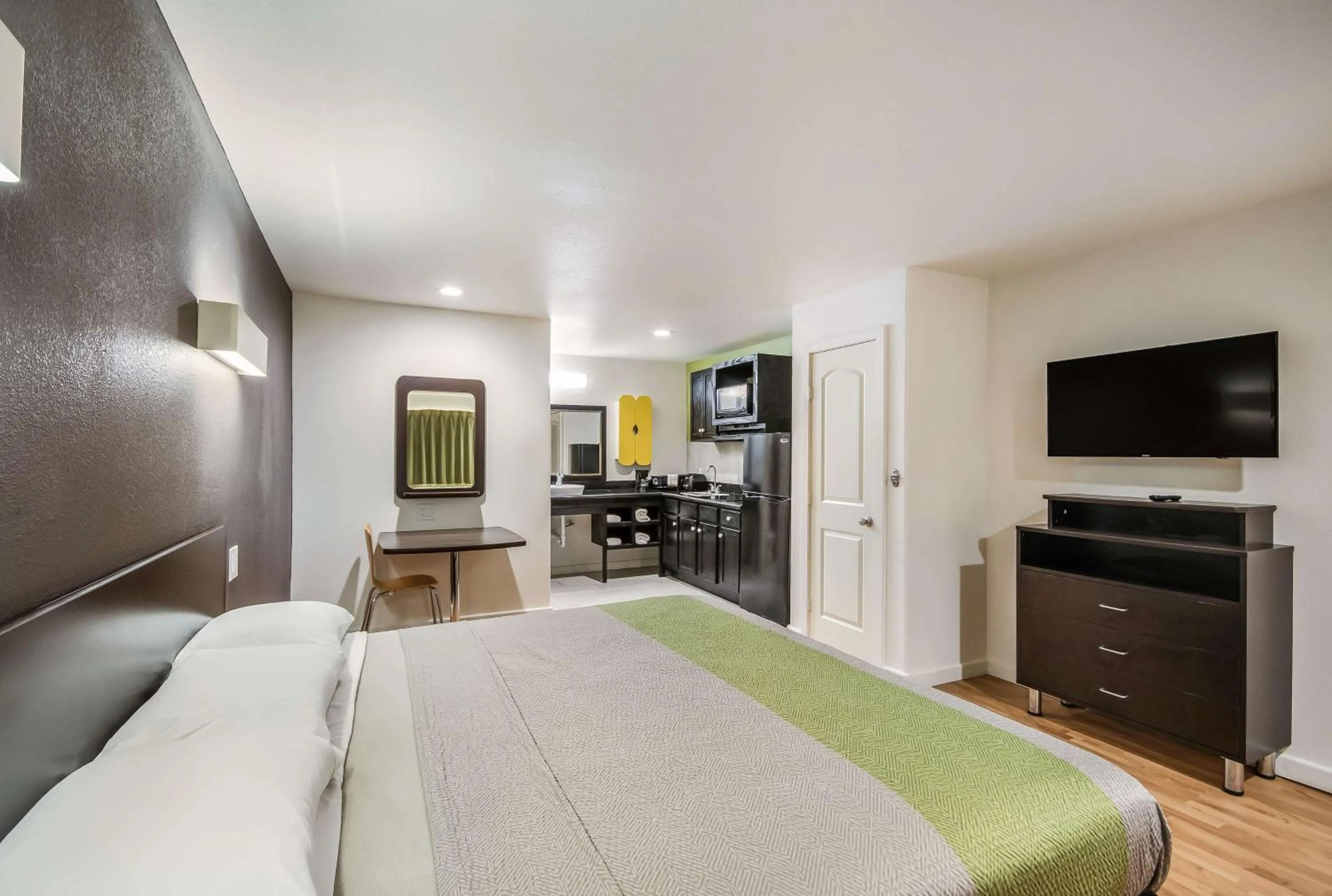 King Room - Smoking  in Studio 6-Huntsville, TX