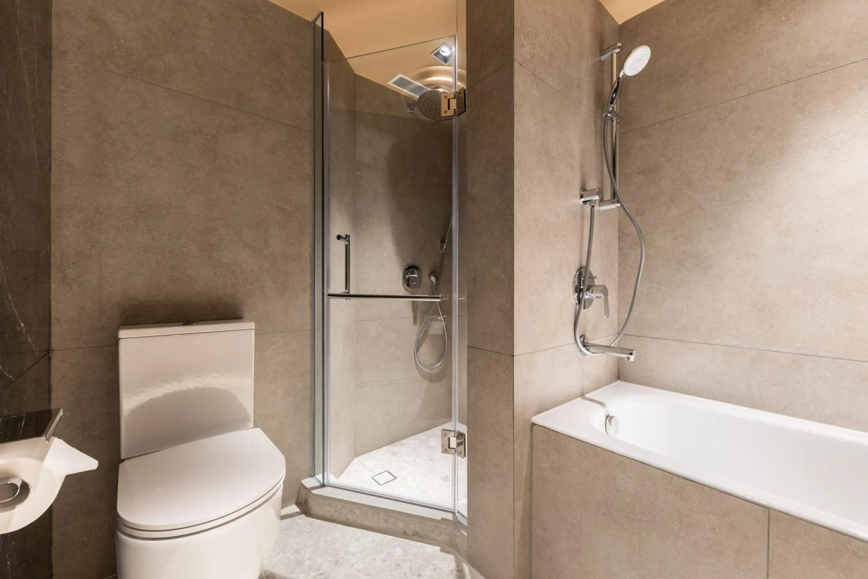 Executive King Room with Bathtub in Dash Living on Prat