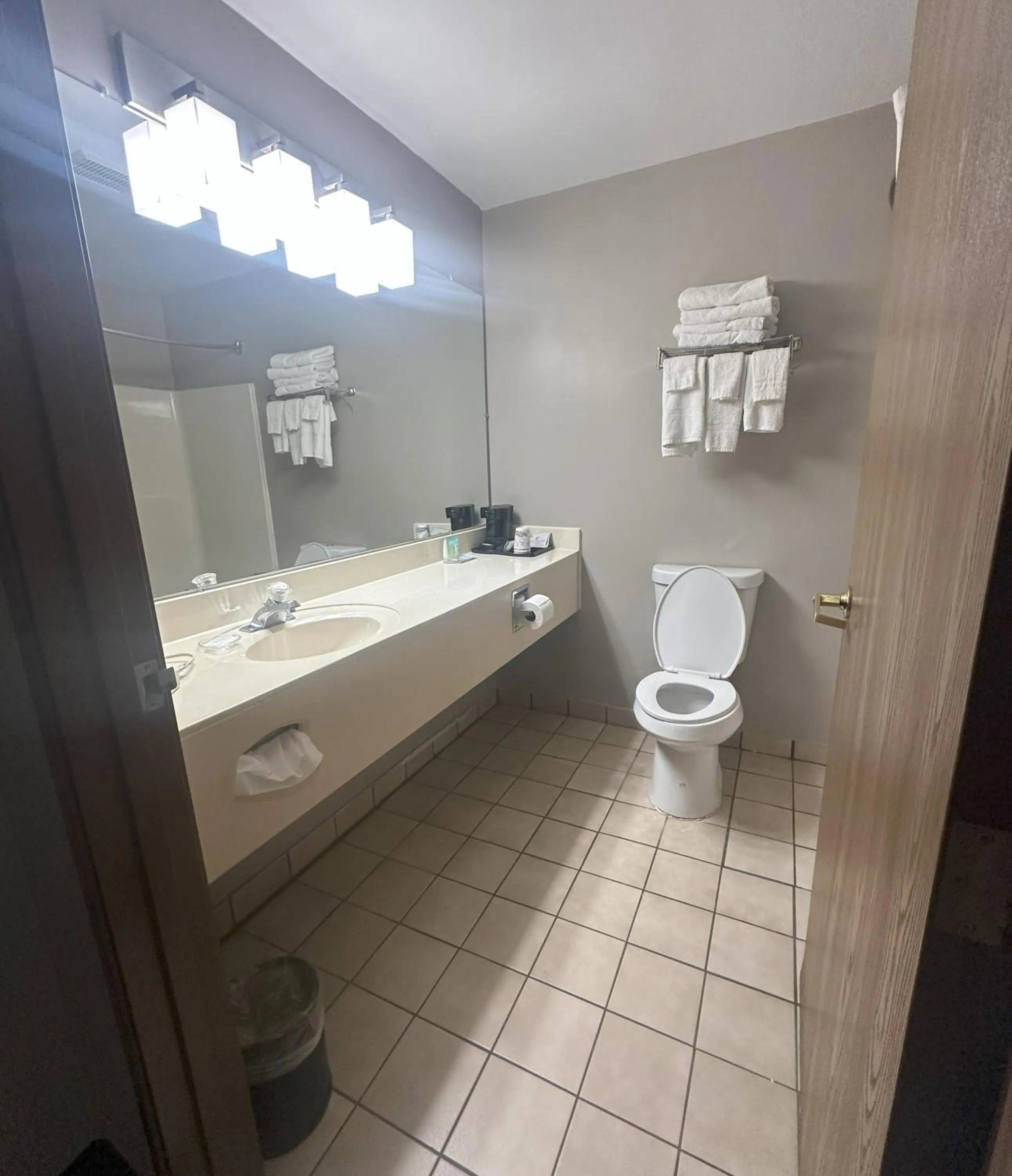 King Room with Spa Bath in Hometown Inn Indian River