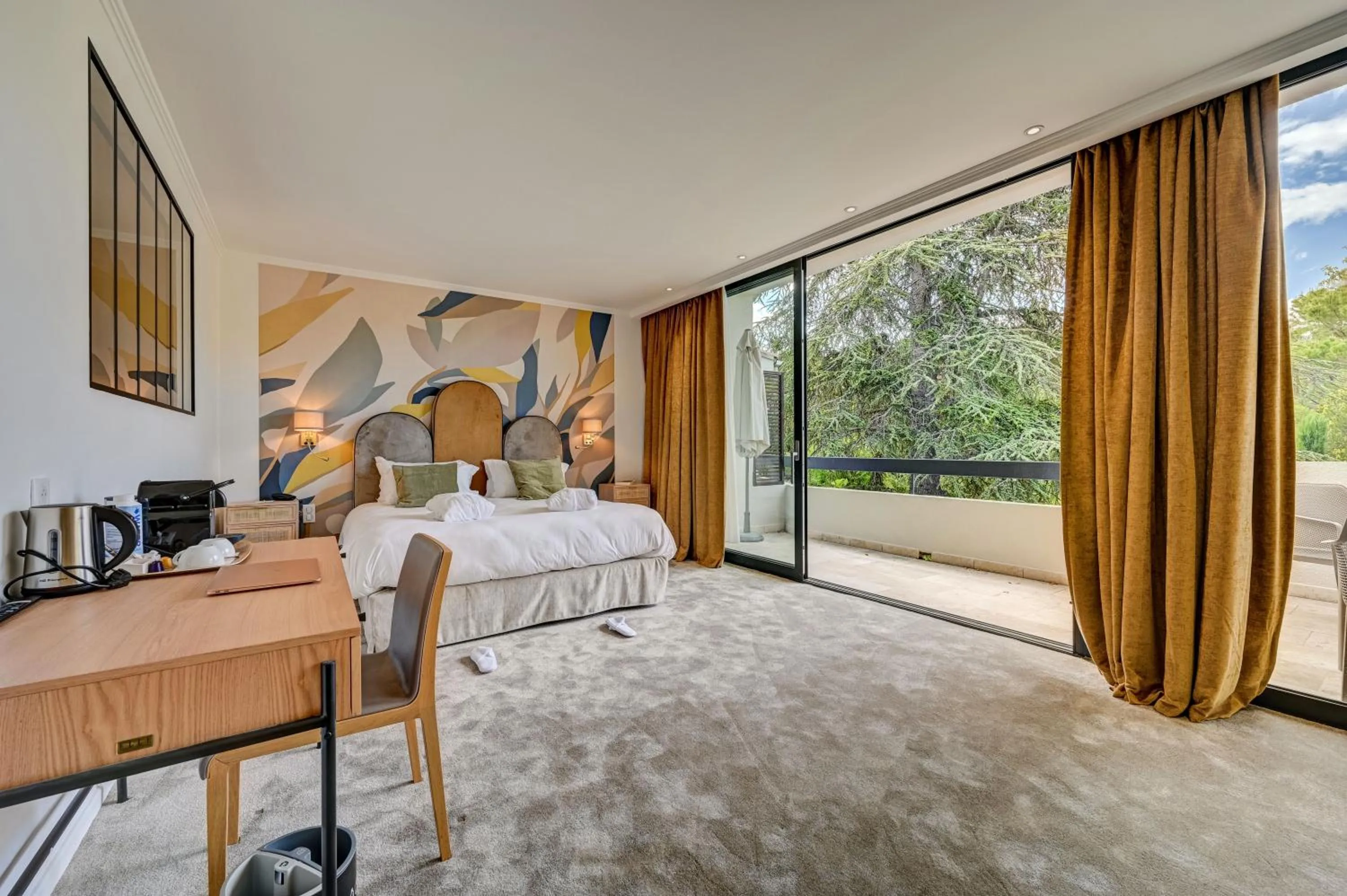 Privilege Queen Room with Sofa Bed - Non-Smoking in Best Western Sévan Parc Hôtel