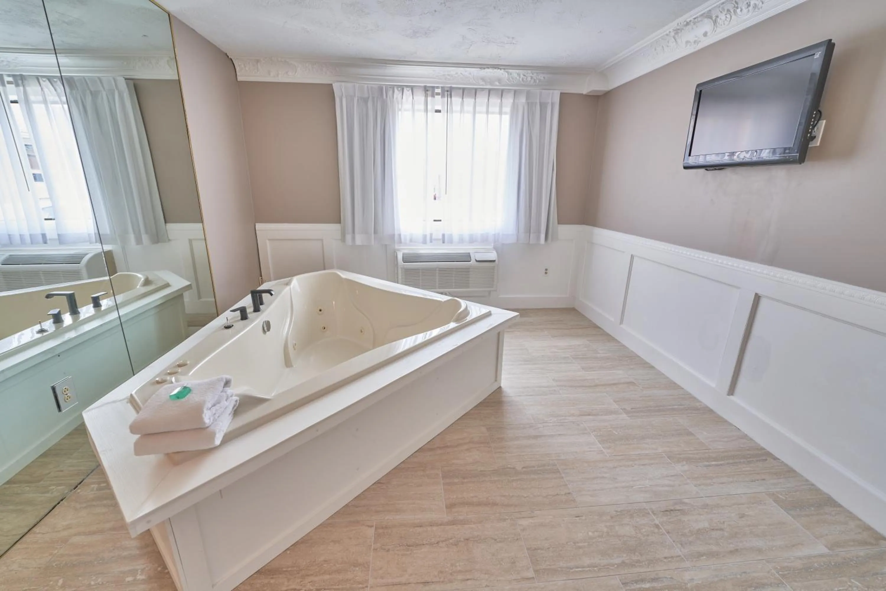 Royal Victorian Suite in Hyannis Plaza Hotel