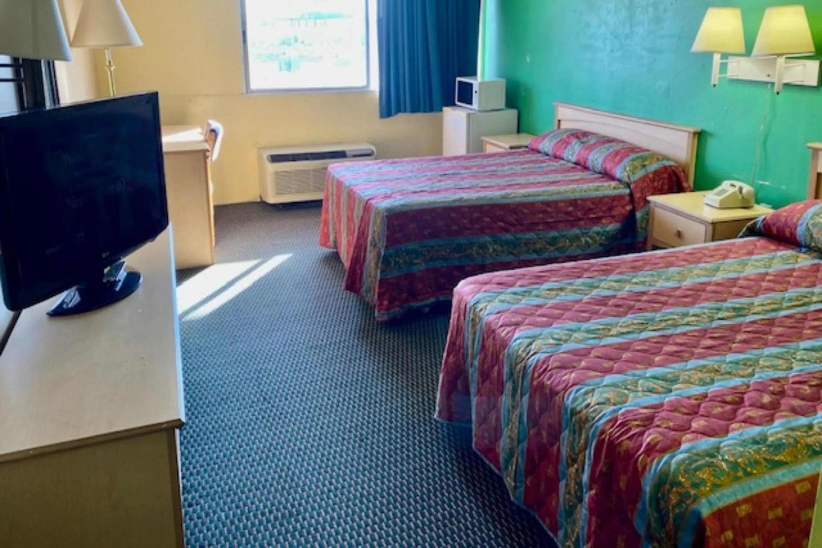 2 Full Bed Smoking in Red Carpet Inn & Suites Lima -Listing Partner