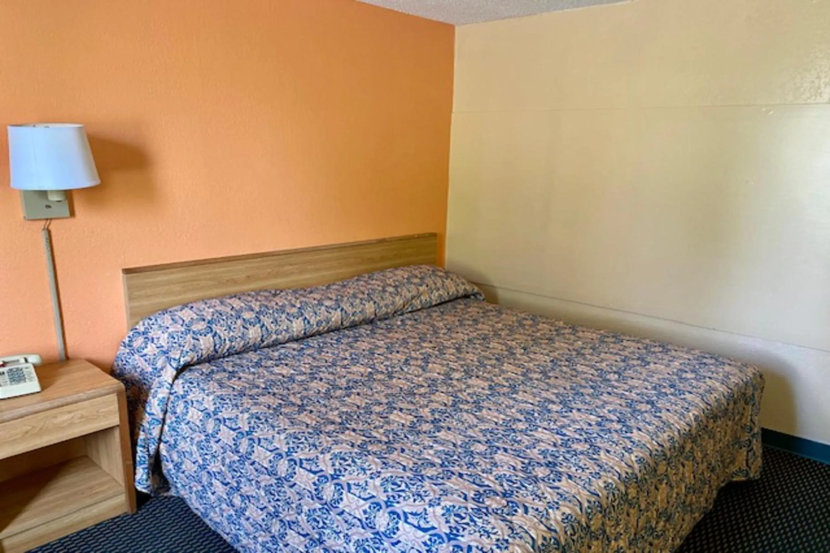 King Bed Smoking in Red Carpet Inn & Suites Lima -Listing Partner