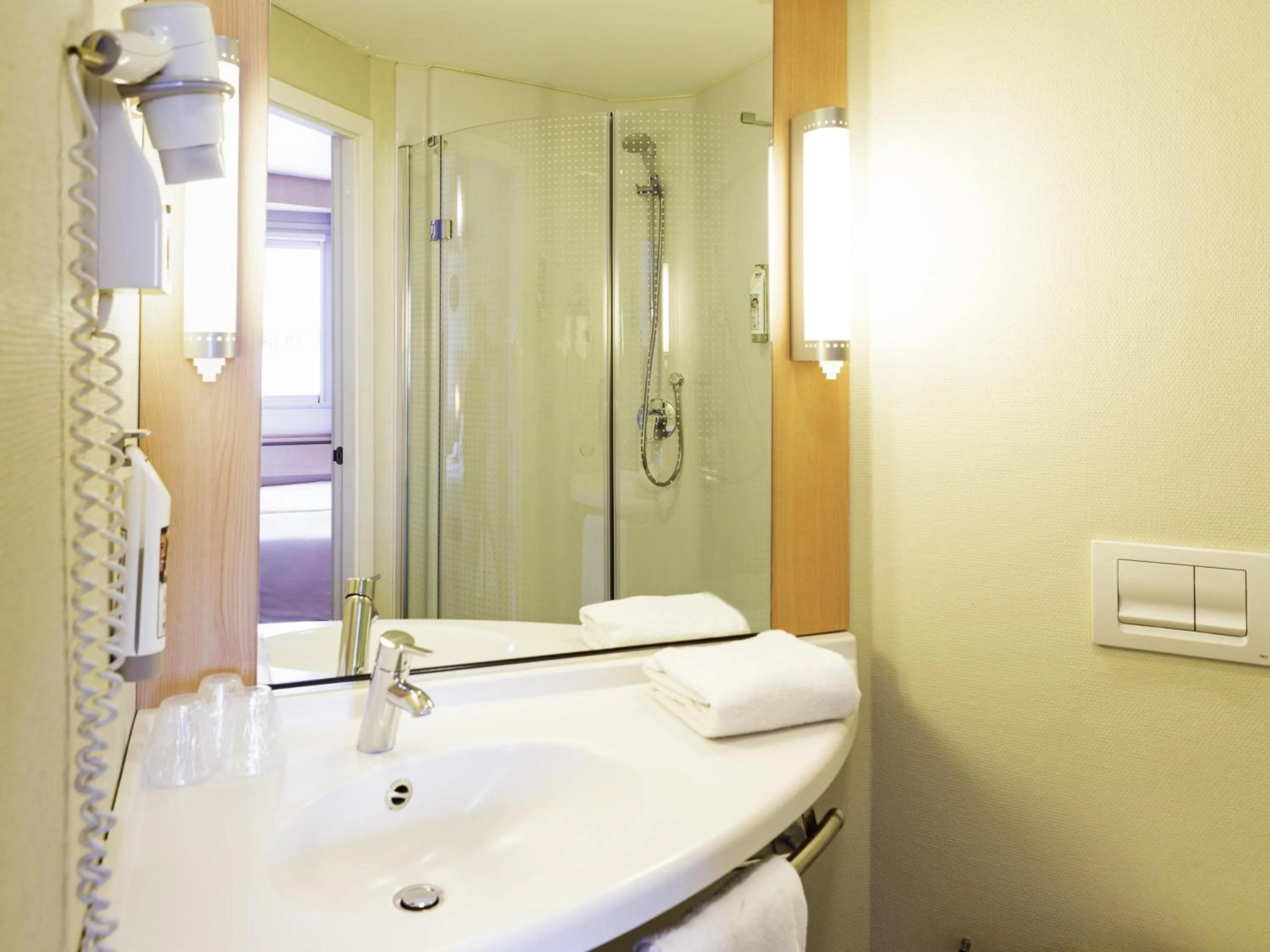 Standard Twin Room in Ibis Oviedo