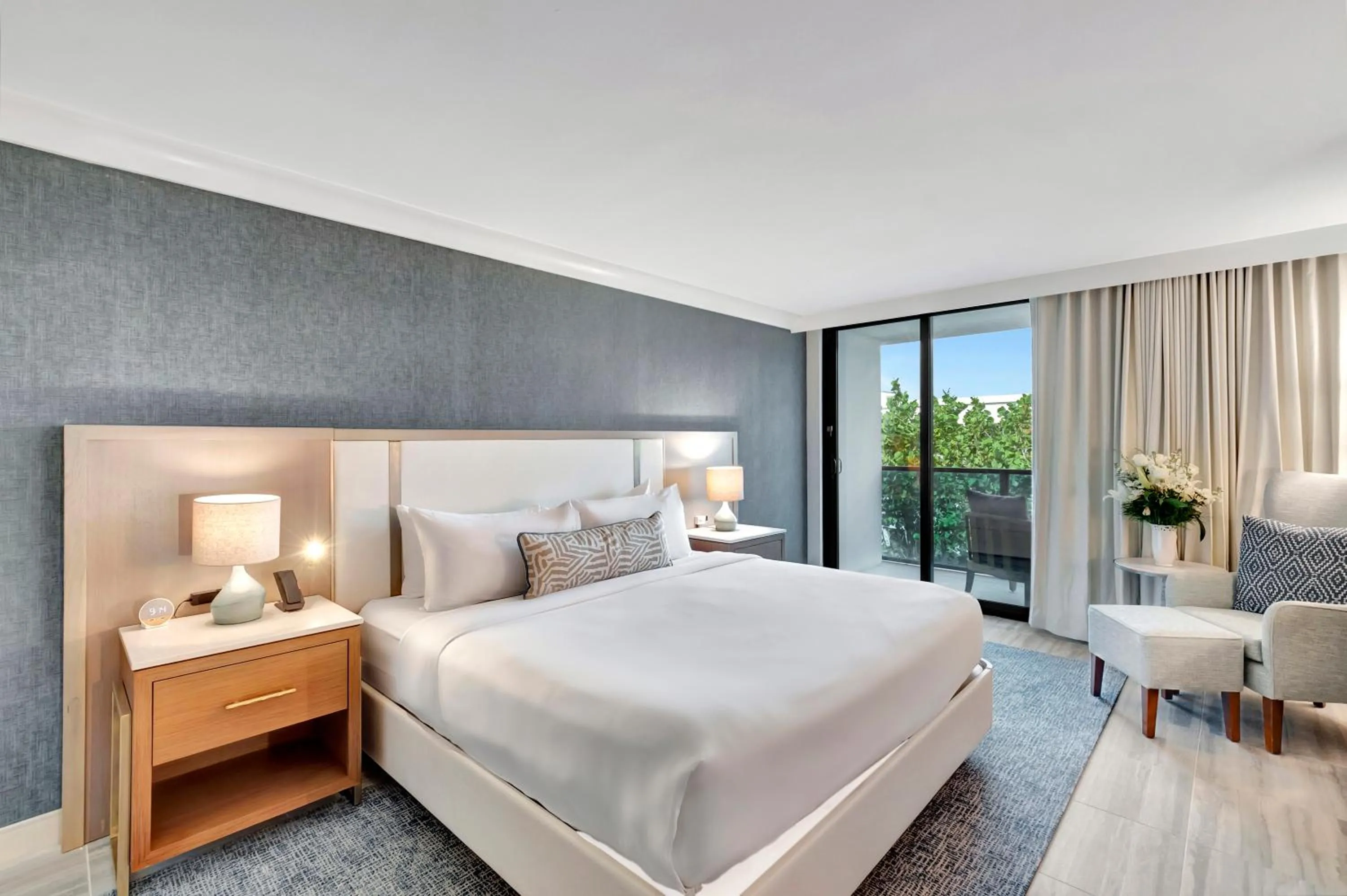 Guest room, 1 King, Garden view in Tideline Palm Beach Ocean Resort and Spa